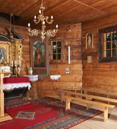 Zdjęcie nr 9: Kaplica św. Otylii i Łucji w Wilkowie usytuowana jest przy skrzyżowaniu dróg na stromym, kilkumetrowym wzniesieniu. Teren wokół obiektu otoczony jest starodrzewiem i zaroślami. Kaplica jest orientowana, wzniesiona w konstrukcji zrębowej na nowej podmurówce, zbudowana na planie prostokąta, zamknięta od wschodu wielobocznym prezbiterium. Od północy posiada wąską i prostokątną zakrystię. Wewnątrz znajdują się drewniane stropy, w prezbiterium nad ołtarzem jest wycięty niewielki kwadratowy otwór na pomieszczenie zwieńczenia ołtarza głównego. Chór muzyczny drewniany, wsparty na dwóch kolumnach z częścią środkową półkoliście wysuniętą do przodu. 

Do kościoła prowadzą trzy wejścia: pierwsze od strony zachodniej, drugie od strony południowej (oba z nadwieszonymi małymi daszkami, pokrytymi gontem) oraz trzecie od strony wschodniej poprzez zakrystię. Wejście do zakrystii od strony wewnętrznej posiada nadproże wycięte w tzw. ośli grzbiet (przeniesione z wnętrza świątyni). Trzy otwory okienne usytuowane są po jednym: na ścianie południowej, południowo-wschodniej, a także na ścianie północnej zakrystii. Są to okna ościeżnicowe, pojedyncze z zachowanym od strony wewnętrznej fazowaniem ościeży.

Elewacja zewnętrzna przykryta oszalowaniem pionowym z listwami. Dach nad prezbiterium i zakrystią wspólny, wielospadowy, pokryty gontem. Sygnaturka na rzucie sześciokąta o ściankach bocznych z pionowymi otworami, pokryta gontowym daszkiem, zwieńczona krzyżem.