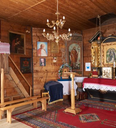 Zdjęcie nr 10: Kaplica św. Otylii i Łucji w Wilkowie usytuowana jest przy skrzyżowaniu dróg na stromym, kilkumetrowym wzniesieniu. Teren wokół obiektu otoczony jest starodrzewiem i zaroślami. Kaplica jest orientowana, wzniesiona w konstrukcji zrębowej na nowej podmurówce, zbudowana na planie prostokąta, zamknięta od wschodu wielobocznym prezbiterium. Od północy posiada wąską i prostokątną zakrystię. Wewnątrz znajdują się drewniane stropy, w prezbiterium nad ołtarzem jest wycięty niewielki kwadratowy otwór na pomieszczenie zwieńczenia ołtarza głównego. Chór muzyczny drewniany, wsparty na dwóch kolumnach z częścią środkową półkoliście wysuniętą do przodu. 

Do kościoła prowadzą trzy wejścia: pierwsze od strony zachodniej, drugie od strony południowej (oba z nadwieszonymi małymi daszkami, pokrytymi gontem) oraz trzecie od strony wschodniej poprzez zakrystię. Wejście do zakrystii od strony wewnętrznej posiada nadproże wycięte w tzw. ośli grzbiet (przeniesione z wnętrza świątyni). Trzy otwory okienne usytuowane są po jednym: na ścianie południowej, południowo-wschodniej, a także na ścianie północnej zakrystii. Są to okna ościeżnicowe, pojedyncze z zachowanym od strony wewnętrznej fazowaniem ościeży.

Elewacja zewnętrzna przykryta oszalowaniem pionowym z listwami. Dach nad prezbiterium i zakrystią wspólny, wielospadowy, pokryty gontem. Sygnaturka na rzucie sześciokąta o ściankach bocznych z pionowymi otworami, pokryta gontowym daszkiem, zwieńczona krzyżem.