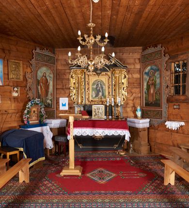 Zdjęcie nr 12: Kaplica św. Otylii i Łucji w Wilkowie usytuowana jest przy skrzyżowaniu dróg na stromym, kilkumetrowym wzniesieniu. Teren wokół obiektu otoczony jest starodrzewiem i zaroślami. Kaplica jest orientowana, wzniesiona w konstrukcji zrębowej na nowej podmurówce, zbudowana na planie prostokąta, zamknięta od wschodu wielobocznym prezbiterium. Od północy posiada wąską i prostokątną zakrystię. Wewnątrz znajdują się drewniane stropy, w prezbiterium nad ołtarzem jest wycięty niewielki kwadratowy otwór na pomieszczenie zwieńczenia ołtarza głównego. Chór muzyczny drewniany, wsparty na dwóch kolumnach z częścią środkową półkoliście wysuniętą do przodu. 

Do kościoła prowadzą trzy wejścia: pierwsze od strony zachodniej, drugie od strony południowej (oba z nadwieszonymi małymi daszkami, pokrytymi gontem) oraz trzecie od strony wschodniej poprzez zakrystię. Wejście do zakrystii od strony wewnętrznej posiada nadproże wycięte w tzw. ośli grzbiet (przeniesione z wnętrza świątyni). Trzy otwory okienne usytuowane są po jednym: na ścianie południowej, południowo-wschodniej, a także na ścianie północnej zakrystii. Są to okna ościeżnicowe, pojedyncze z zachowanym od strony wewnętrznej fazowaniem ościeży.

Elewacja zewnętrzna przykryta oszalowaniem pionowym z listwami. Dach nad prezbiterium i zakrystią wspólny, wielospadowy, pokryty gontem. Sygnaturka na rzucie sześciokąta o ściankach bocznych z pionowymi otworami, pokryta gontowym daszkiem, zwieńczona krzyżem.