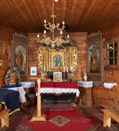 Zdjęcie nr 11: Kaplica św. Otylii i Łucji w Wilkowie usytuowana jest przy skrzyżowaniu dróg na stromym, kilkumetrowym wzniesieniu. Teren wokół obiektu otoczony jest starodrzewiem i zaroślami. Kaplica jest orientowana, wzniesiona w konstrukcji zrębowej na nowej podmurówce, zbudowana na planie prostokąta, zamknięta od wschodu wielobocznym prezbiterium. Od północy posiada wąską i prostokątną zakrystię. Wewnątrz znajdują się drewniane stropy, w prezbiterium nad ołtarzem jest wycięty niewielki kwadratowy otwór na pomieszczenie zwieńczenia ołtarza głównego. Chór muzyczny drewniany, wsparty na dwóch kolumnach z częścią środkową półkoliście wysuniętą do przodu. 

Do kościoła prowadzą trzy wejścia: pierwsze od strony zachodniej, drugie od strony południowej (oba z nadwieszonymi małymi daszkami, pokrytymi gontem) oraz trzecie od strony wschodniej poprzez zakrystię. Wejście do zakrystii od strony wewnętrznej posiada nadproże wycięte w tzw. ośli grzbiet (przeniesione z wnętrza świątyni). Trzy otwory okienne usytuowane są po jednym: na ścianie południowej, południowo-wschodniej, a także na ścianie północnej zakrystii. Są to okna ościeżnicowe, pojedyncze z zachowanym od strony wewnętrznej fazowaniem ościeży.

Elewacja zewnętrzna przykryta oszalowaniem pionowym z listwami. Dach nad prezbiterium i zakrystią wspólny, wielospadowy, pokryty gontem. Sygnaturka na rzucie sześciokąta o ściankach bocznych z pionowymi otworami, pokryta gontowym daszkiem, zwieńczona krzyżem.