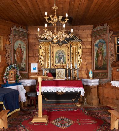 Zdjęcie nr 13: Kaplica św. Otylii i Łucji w Wilkowie usytuowana jest przy skrzyżowaniu dróg na stromym, kilkumetrowym wzniesieniu. Teren wokół obiektu otoczony jest starodrzewiem i zaroślami. Kaplica jest orientowana, wzniesiona w konstrukcji zrębowej na nowej podmurówce, zbudowana na planie prostokąta, zamknięta od wschodu wielobocznym prezbiterium. Od północy posiada wąską i prostokątną zakrystię. Wewnątrz znajdują się drewniane stropy, w prezbiterium nad ołtarzem jest wycięty niewielki kwadratowy otwór na pomieszczenie zwieńczenia ołtarza głównego. Chór muzyczny drewniany, wsparty na dwóch kolumnach z częścią środkową półkoliście wysuniętą do przodu. 

Do kościoła prowadzą trzy wejścia: pierwsze od strony zachodniej, drugie od strony południowej (oba z nadwieszonymi małymi daszkami, pokrytymi gontem) oraz trzecie od strony wschodniej poprzez zakrystię. Wejście do zakrystii od strony wewnętrznej posiada nadproże wycięte w tzw. ośli grzbiet (przeniesione z wnętrza świątyni). Trzy otwory okienne usytuowane są po jednym: na ścianie południowej, południowo-wschodniej, a także na ścianie północnej zakrystii. Są to okna ościeżnicowe, pojedyncze z zachowanym od strony wewnętrznej fazowaniem ościeży.

Elewacja zewnętrzna przykryta oszalowaniem pionowym z listwami. Dach nad prezbiterium i zakrystią wspólny, wielospadowy, pokryty gontem. Sygnaturka na rzucie sześciokąta o ściankach bocznych z pionowymi otworami, pokryta gontowym daszkiem, zwieńczona krzyżem.