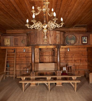 Zdjęcie nr 16: Kaplica św. Otylii i Łucji w Wilkowie usytuowana jest przy skrzyżowaniu dróg na stromym, kilkumetrowym wzniesieniu. Teren wokół obiektu otoczony jest starodrzewiem i zaroślami. Kaplica jest orientowana, wzniesiona w konstrukcji zrębowej na nowej podmurówce, zbudowana na planie prostokąta, zamknięta od wschodu wielobocznym prezbiterium. Od północy posiada wąską i prostokątną zakrystię. Wewnątrz znajdują się drewniane stropy, w prezbiterium nad ołtarzem jest wycięty niewielki kwadratowy otwór na pomieszczenie zwieńczenia ołtarza głównego. Chór muzyczny drewniany, wsparty na dwóch kolumnach z częścią środkową półkoliście wysuniętą do przodu. 

Do kościoła prowadzą trzy wejścia: pierwsze od strony zachodniej, drugie od strony południowej (oba z nadwieszonymi małymi daszkami, pokrytymi gontem) oraz trzecie od strony wschodniej poprzez zakrystię. Wejście do zakrystii od strony wewnętrznej posiada nadproże wycięte w tzw. ośli grzbiet (przeniesione z wnętrza świątyni). Trzy otwory okienne usytuowane są po jednym: na ścianie południowej, południowo-wschodniej, a także na ścianie północnej zakrystii. Są to okna ościeżnicowe, pojedyncze z zachowanym od strony wewnętrznej fazowaniem ościeży.

Elewacja zewnętrzna przykryta oszalowaniem pionowym z listwami. Dach nad prezbiterium i zakrystią wspólny, wielospadowy, pokryty gontem. Sygnaturka na rzucie sześciokąta o ściankach bocznych z pionowymi otworami, pokryta gontowym daszkiem, zwieńczona krzyżem.