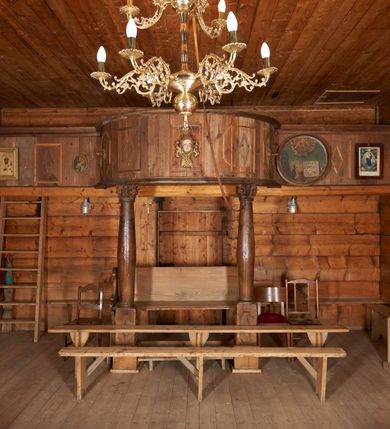 Zdjęcie nr 15: Kaplica św. Otylii i Łucji w Wilkowie usytuowana jest przy skrzyżowaniu dróg na stromym, kilkumetrowym wzniesieniu. Teren wokół obiektu otoczony jest starodrzewiem i zaroślami. Kaplica jest orientowana, wzniesiona w konstrukcji zrębowej na nowej podmurówce, zbudowana na planie prostokąta, zamknięta od wschodu wielobocznym prezbiterium. Od północy posiada wąską i prostokątną zakrystię. Wewnątrz znajdują się drewniane stropy, w prezbiterium nad ołtarzem jest wycięty niewielki kwadratowy otwór na pomieszczenie zwieńczenia ołtarza głównego. Chór muzyczny drewniany, wsparty na dwóch kolumnach z częścią środkową półkoliście wysuniętą do przodu. 

Do kościoła prowadzą trzy wejścia: pierwsze od strony zachodniej, drugie od strony południowej (oba z nadwieszonymi małymi daszkami, pokrytymi gontem) oraz trzecie od strony wschodniej poprzez zakrystię. Wejście do zakrystii od strony wewnętrznej posiada nadproże wycięte w tzw. ośli grzbiet (przeniesione z wnętrza świątyni). Trzy otwory okienne usytuowane są po jednym: na ścianie południowej, południowo-wschodniej, a także na ścianie północnej zakrystii. Są to okna ościeżnicowe, pojedyncze z zachowanym od strony wewnętrznej fazowaniem ościeży.

Elewacja zewnętrzna przykryta oszalowaniem pionowym z listwami. Dach nad prezbiterium i zakrystią wspólny, wielospadowy, pokryty gontem. Sygnaturka na rzucie sześciokąta o ściankach bocznych z pionowymi otworami, pokryta gontowym daszkiem, zwieńczona krzyżem.