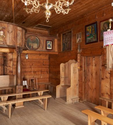 Zdjęcie nr 14: Kaplica św. Otylii i Łucji w Wilkowie usytuowana jest przy skrzyżowaniu dróg na stromym, kilkumetrowym wzniesieniu. Teren wokół obiektu otoczony jest starodrzewiem i zaroślami. Kaplica jest orientowana, wzniesiona w konstrukcji zrębowej na nowej podmurówce, zbudowana na planie prostokąta, zamknięta od wschodu wielobocznym prezbiterium. Od północy posiada wąską i prostokątną zakrystię. Wewnątrz znajdują się drewniane stropy, w prezbiterium nad ołtarzem jest wycięty niewielki kwadratowy otwór na pomieszczenie zwieńczenia ołtarza głównego. Chór muzyczny drewniany, wsparty na dwóch kolumnach z częścią środkową półkoliście wysuniętą do przodu. 

Do kościoła prowadzą trzy wejścia: pierwsze od strony zachodniej, drugie od strony południowej (oba z nadwieszonymi małymi daszkami, pokrytymi gontem) oraz trzecie od strony wschodniej poprzez zakrystię. Wejście do zakrystii od strony wewnętrznej posiada nadproże wycięte w tzw. ośli grzbiet (przeniesione z wnętrza świątyni). Trzy otwory okienne usytuowane są po jednym: na ścianie południowej, południowo-wschodniej, a także na ścianie północnej zakrystii. Są to okna ościeżnicowe, pojedyncze z zachowanym od strony wewnętrznej fazowaniem ościeży.

Elewacja zewnętrzna przykryta oszalowaniem pionowym z listwami. Dach nad prezbiterium i zakrystią wspólny, wielospadowy, pokryty gontem. Sygnaturka na rzucie sześciokąta o ściankach bocznych z pionowymi otworami, pokryta gontowym daszkiem, zwieńczona krzyżem.