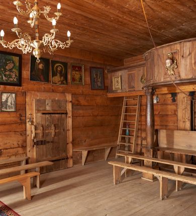 Zdjęcie nr 17: Kaplica św. Otylii i Łucji w Wilkowie usytuowana jest przy skrzyżowaniu dróg na stromym, kilkumetrowym wzniesieniu. Teren wokół obiektu otoczony jest starodrzewiem i zaroślami. Kaplica jest orientowana, wzniesiona w konstrukcji zrębowej na nowej podmurówce, zbudowana na planie prostokąta, zamknięta od wschodu wielobocznym prezbiterium. Od północy posiada wąską i prostokątną zakrystię. Wewnątrz znajdują się drewniane stropy, w prezbiterium nad ołtarzem jest wycięty niewielki kwadratowy otwór na pomieszczenie zwieńczenia ołtarza głównego. Chór muzyczny drewniany, wsparty na dwóch kolumnach z częścią środkową półkoliście wysuniętą do przodu. 

Do kościoła prowadzą trzy wejścia: pierwsze od strony zachodniej, drugie od strony południowej (oba z nadwieszonymi małymi daszkami, pokrytymi gontem) oraz trzecie od strony wschodniej poprzez zakrystię. Wejście do zakrystii od strony wewnętrznej posiada nadproże wycięte w tzw. ośli grzbiet (przeniesione z wnętrza świątyni). Trzy otwory okienne usytuowane są po jednym: na ścianie południowej, południowo-wschodniej, a także na ścianie północnej zakrystii. Są to okna ościeżnicowe, pojedyncze z zachowanym od strony wewnętrznej fazowaniem ościeży.

Elewacja zewnętrzna przykryta oszalowaniem pionowym z listwami. Dach nad prezbiterium i zakrystią wspólny, wielospadowy, pokryty gontem. Sygnaturka na rzucie sześciokąta o ściankach bocznych z pionowymi otworami, pokryta gontowym daszkiem, zwieńczona krzyżem.