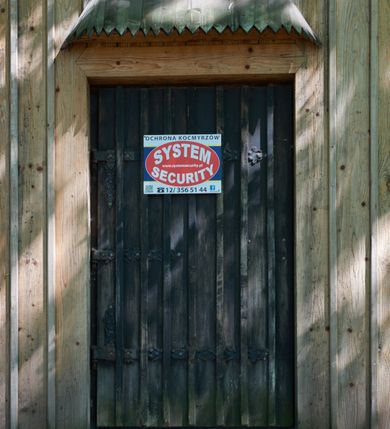 Zdjęcie nr 8: Kaplica św. Otylii i Łucji w Wilkowie usytuowana jest przy skrzyżowaniu dróg na stromym, kilkumetrowym wzniesieniu. Teren wokół obiektu otoczony jest starodrzewiem i zaroślami. Kaplica jest orientowana, wzniesiona w konstrukcji zrębowej na nowej podmurówce, zbudowana na planie prostokąta, zamknięta od wschodu wielobocznym prezbiterium. Od północy posiada wąską i prostokątną zakrystię. Wewnątrz znajdują się drewniane stropy, w prezbiterium nad ołtarzem jest wycięty niewielki kwadratowy otwór na pomieszczenie zwieńczenia ołtarza głównego. Chór muzyczny drewniany, wsparty na dwóch kolumnach z częścią środkową półkoliście wysuniętą do przodu. 

Do kościoła prowadzą trzy wejścia: pierwsze od strony zachodniej, drugie od strony południowej (oba z nadwieszonymi małymi daszkami, pokrytymi gontem) oraz trzecie od strony wschodniej poprzez zakrystię. Wejście do zakrystii od strony wewnętrznej posiada nadproże wycięte w tzw. ośli grzbiet (przeniesione z wnętrza świątyni). Trzy otwory okienne usytuowane są po jednym: na ścianie południowej, południowo-wschodniej, a także na ścianie północnej zakrystii. Są to okna ościeżnicowe, pojedyncze z zachowanym od strony wewnętrznej fazowaniem ościeży.

Elewacja zewnętrzna przykryta oszalowaniem pionowym z listwami. Dach nad prezbiterium i zakrystią wspólny, wielospadowy, pokryty gontem. Sygnaturka na rzucie sześciokąta o ściankach bocznych z pionowymi otworami, pokryta gontowym daszkiem, zwieńczona krzyżem.