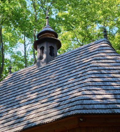 Zdjęcie nr 5: Kaplica św. Otylii i Łucji w Wilkowie usytuowana jest przy skrzyżowaniu dróg na stromym, kilkumetrowym wzniesieniu. Teren wokół obiektu otoczony jest starodrzewiem i zaroślami. Kaplica jest orientowana, wzniesiona w konstrukcji zrębowej na nowej podmurówce, zbudowana na planie prostokąta, zamknięta od wschodu wielobocznym prezbiterium. Od północy posiada wąską i prostokątną zakrystię. Wewnątrz znajdują się drewniane stropy, w prezbiterium nad ołtarzem jest wycięty niewielki kwadratowy otwór na pomieszczenie zwieńczenia ołtarza głównego. Chór muzyczny drewniany, wsparty na dwóch kolumnach z częścią środkową półkoliście wysuniętą do przodu. 

Do kościoła prowadzą trzy wejścia: pierwsze od strony zachodniej, drugie od strony południowej (oba z nadwieszonymi małymi daszkami, pokrytymi gontem) oraz trzecie od strony wschodniej poprzez zakrystię. Wejście do zakrystii od strony wewnętrznej posiada nadproże wycięte w tzw. ośli grzbiet (przeniesione z wnętrza świątyni). Trzy otwory okienne usytuowane są po jednym: na ścianie południowej, południowo-wschodniej, a także na ścianie północnej zakrystii. Są to okna ościeżnicowe, pojedyncze z zachowanym od strony wewnętrznej fazowaniem ościeży.

Elewacja zewnętrzna przykryta oszalowaniem pionowym z listwami. Dach nad prezbiterium i zakrystią wspólny, wielospadowy, pokryty gontem. Sygnaturka na rzucie sześciokąta o ściankach bocznych z pionowymi otworami, pokryta gontowym daszkiem, zwieńczona krzyżem.