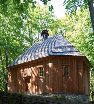 Zdjęcie nr 2: Kaplica św. Otylii i Łucji w Wilkowie usytuowana jest przy skrzyżowaniu dróg na stromym, kilkumetrowym wzniesieniu. Teren wokół obiektu otoczony jest starodrzewiem i zaroślami. Kaplica jest orientowana, wzniesiona w konstrukcji zrębowej na nowej podmurówce, zbudowana na planie prostokąta, zamknięta od wschodu wielobocznym prezbiterium. Od północy posiada wąską i prostokątną zakrystię. Wewnątrz znajdują się drewniane stropy, w prezbiterium nad ołtarzem jest wycięty niewielki kwadratowy otwór na pomieszczenie zwieńczenia ołtarza głównego. Chór muzyczny drewniany, wsparty na dwóch kolumnach z częścią środkową półkoliście wysuniętą do przodu. 

Do kościoła prowadzą trzy wejścia: pierwsze od strony zachodniej, drugie od strony południowej (oba z nadwieszonymi małymi daszkami, pokrytymi gontem) oraz trzecie od strony wschodniej poprzez zakrystię. Wejście do zakrystii od strony wewnętrznej posiada nadproże wycięte w tzw. ośli grzbiet (przeniesione z wnętrza świątyni). Trzy otwory okienne usytuowane są po jednym: na ścianie południowej, południowo-wschodniej, a także na ścianie północnej zakrystii. Są to okna ościeżnicowe, pojedyncze z zachowanym od strony wewnętrznej fazowaniem ościeży.

Elewacja zewnętrzna przykryta oszalowaniem pionowym z listwami. Dach nad prezbiterium i zakrystią wspólny, wielospadowy, pokryty gontem. Sygnaturka na rzucie sześciokąta o ściankach bocznych z pionowymi otworami, pokryta gontowym daszkiem, zwieńczona krzyżem.