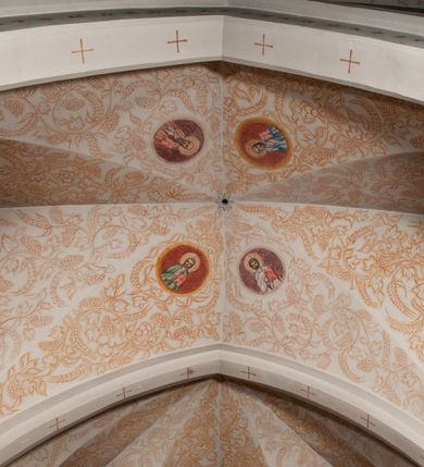 Zdjęcie nr 36: Kościół murowany z cegły, tynkowany, orientowany z odchyleniem ku północy. Zbudowany na planie krzyża łacińskiego, jednonawowy z transeptem, pięcioprzęsłowy, z jednoprzęsłowym prezbiterium zamkniętym trójbocznie. Sklepienie beczkowe spłaszczone (koszowe) na gurtach z lunetami stykającymi się wierzchołkami. W pierwszym od zachodu przęśle nawy chór muzyczny konstrukcji żelbetowej wsparty na dwóch filarach o przekroju ośmioboku i dwóch analogicznych półfilarach. Balustrada artykułowana ostrołukowymi niszami. Ściany boczne rozczłonkowane analogicznymi półfilarami, ustawionymi na tle pilastrów; proste kapitele toskańskie. Ściana tęczowa z arkadą ostrołukową, ujętą po bokach dwoma mniejszymi ostrołukowymi płycinami. Od zachodu prostokątna kruchta z dwoma ostrołukowymi otworami drzwiowymi. Mniejsza prostokątna kruchta od południa, skomunikowana z nawą kamiennym, profilowanym portalem prostokątnym. W prezbiterium od południa prostokątny otwór wejściowy do zakrystii. Okna obustronnie rozglifione, z  parapetami, o kształcie wydłużonego prostokąta, zamkniętego ostrołukowo; po trzy w ścianach bocznych nawy, trzy w prezbiterium. Dwa mniejsze w fasadzie kościoła, po jednym na ścianach bocznych kruchty zachodniej. W zamknięciu ścian transeptu, większe ostrołukowe okna z podziałami kamiennymi dzielącymi okno na dwie, mniejsze, przedzielone półfilarem, zamknięte ostrołukowo części. Kościół nakryty dachem dwuspadowym z blachy. Fasada bezwieżowa z trójkątnym szczytem. Na zewnętrznej, wschodniej ścianie prezbiterium niewielka kwadratowa płycina z inskrypcją: „KAMIEŃ / WĘGIELNY / POŚWIĘCONY / DN(IA) 21 VI 1936”.