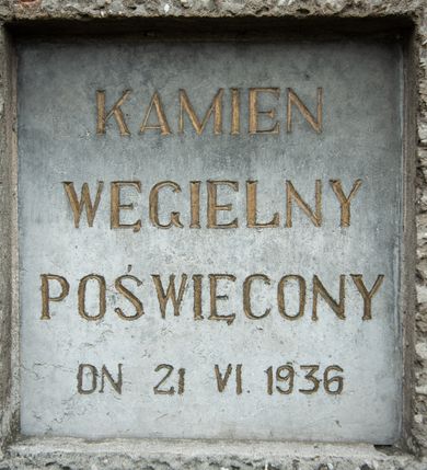 Zdjęcie nr 15: Kościół murowany z cegły, tynkowany, orientowany z odchyleniem ku północy. Zbudowany na planie krzyża łacińskiego, jednonawowy z transeptem, pięcioprzęsłowy, z jednoprzęsłowym prezbiterium zamkniętym trójbocznie. Sklepienie beczkowe spłaszczone (koszowe) na gurtach z lunetami stykającymi się wierzchołkami. W pierwszym od zachodu przęśle nawy chór muzyczny konstrukcji żelbetowej wsparty na dwóch filarach o przekroju ośmioboku i dwóch analogicznych półfilarach. Balustrada artykułowana ostrołukowymi niszami. Ściany boczne rozczłonkowane analogicznymi półfilarami, ustawionymi na tle pilastrów; proste kapitele toskańskie. Ściana tęczowa z arkadą ostrołukową, ujętą po bokach dwoma mniejszymi ostrołukowymi płycinami. Od zachodu prostokątna kruchta z dwoma ostrołukowymi otworami drzwiowymi. Mniejsza prostokątna kruchta od południa, skomunikowana z nawą kamiennym, profilowanym portalem prostokątnym. W prezbiterium od południa prostokątny otwór wejściowy do zakrystii. Okna obustronnie rozglifione, z  parapetami, o kształcie wydłużonego prostokąta, zamkniętego ostrołukowo; po trzy w ścianach bocznych nawy, trzy w prezbiterium. Dwa mniejsze w fasadzie kościoła, po jednym na ścianach bocznych kruchty zachodniej. W zamknięciu ścian transeptu, większe ostrołukowe okna z podziałami kamiennymi dzielącymi okno na dwie, mniejsze, przedzielone półfilarem, zamknięte ostrołukowo części. Kościół nakryty dachem dwuspadowym z blachy. Fasada bezwieżowa z trójkątnym szczytem. Na zewnętrznej, wschodniej ścianie prezbiterium niewielka kwadratowa płycina z inskrypcją: „KAMIEŃ / WĘGIELNY / POŚWIĘCONY / DN(IA) 21 VI 1936”.