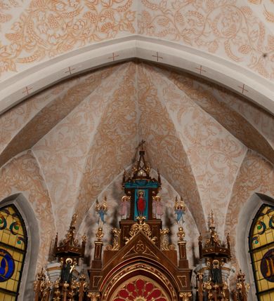 Zdjęcie nr 35: Kościół murowany z cegły, tynkowany, orientowany z odchyleniem ku północy. Zbudowany na planie krzyża łacińskiego, jednonawowy z transeptem, pięcioprzęsłowy, z jednoprzęsłowym prezbiterium zamkniętym trójbocznie. Sklepienie beczkowe spłaszczone (koszowe) na gurtach z lunetami stykającymi się wierzchołkami. W pierwszym od zachodu przęśle nawy chór muzyczny konstrukcji żelbetowej wsparty na dwóch filarach o przekroju ośmioboku i dwóch analogicznych półfilarach. Balustrada artykułowana ostrołukowymi niszami. Ściany boczne rozczłonkowane analogicznymi półfilarami, ustawionymi na tle pilastrów; proste kapitele toskańskie. Ściana tęczowa z arkadą ostrołukową, ujętą po bokach dwoma mniejszymi ostrołukowymi płycinami. Od zachodu prostokątna kruchta z dwoma ostrołukowymi otworami drzwiowymi. Mniejsza prostokątna kruchta od południa, skomunikowana z nawą kamiennym, profilowanym portalem prostokątnym. W prezbiterium od południa prostokątny otwór wejściowy do zakrystii. Okna obustronnie rozglifione, z  parapetami, o kształcie wydłużonego prostokąta, zamkniętego ostrołukowo; po trzy w ścianach bocznych nawy, trzy w prezbiterium. Dwa mniejsze w fasadzie kościoła, po jednym na ścianach bocznych kruchty zachodniej. W zamknięciu ścian transeptu, większe ostrołukowe okna z podziałami kamiennymi dzielącymi okno na dwie, mniejsze, przedzielone półfilarem, zamknięte ostrołukowo części. Kościół nakryty dachem dwuspadowym z blachy. Fasada bezwieżowa z trójkątnym szczytem. Na zewnętrznej, wschodniej ścianie prezbiterium niewielka kwadratowa płycina z inskrypcją: „KAMIEŃ / WĘGIELNY / POŚWIĘCONY / DN(IA) 21 VI 1936”.