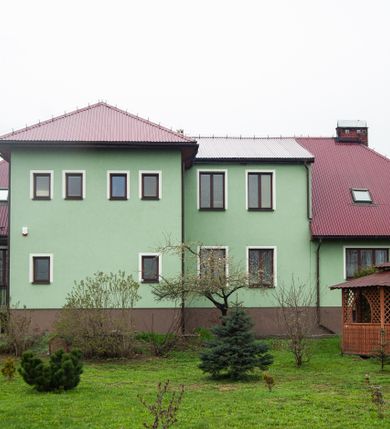 Zdjęcie nr 41: Kościół murowany z cegły, tynkowany, orientowany z odchyleniem ku północy. Zbudowany na planie krzyża łacińskiego, jednonawowy z transeptem, pięcioprzęsłowy, z jednoprzęsłowym prezbiterium zamkniętym trójbocznie. Sklepienie beczkowe spłaszczone (koszowe) na gurtach z lunetami stykającymi się wierzchołkami. W pierwszym od zachodu przęśle nawy chór muzyczny konstrukcji żelbetowej wsparty na dwóch filarach o przekroju ośmioboku i dwóch analogicznych półfilarach. Balustrada artykułowana ostrołukowymi niszami. Ściany boczne rozczłonkowane analogicznymi półfilarami, ustawionymi na tle pilastrów; proste kapitele toskańskie. Ściana tęczowa z arkadą ostrołukową, ujętą po bokach dwoma mniejszymi ostrołukowymi płycinami. Od zachodu prostokątna kruchta z dwoma ostrołukowymi otworami drzwiowymi. Mniejsza prostokątna kruchta od południa, skomunikowana z nawą kamiennym, profilowanym portalem prostokątnym. W prezbiterium od południa prostokątny otwór wejściowy do zakrystii. Okna obustronnie rozglifione, z  parapetami, o kształcie wydłużonego prostokąta, zamkniętego ostrołukowo; po trzy w ścianach bocznych nawy, trzy w prezbiterium. Dwa mniejsze w fasadzie kościoła, po jednym na ścianach bocznych kruchty zachodniej. W zamknięciu ścian transeptu, większe ostrołukowe okna z podziałami kamiennymi dzielącymi okno na dwie, mniejsze, przedzielone półfilarem, zamknięte ostrołukowo części. Kościół nakryty dachem dwuspadowym z blachy. Fasada bezwieżowa z trójkątnym szczytem. Na zewnętrznej, wschodniej ścianie prezbiterium niewielka kwadratowa płycina z inskrypcją: „KAMIEŃ / WĘGIELNY / POŚWIĘCONY / DN(IA) 21 VI 1936”.