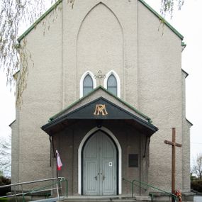 Zdjęcie nr 1: Kościół murowany z cegły, tynkowany, orientowany z odchyleniem ku północy. Zbudowany na planie krzyża łacińskiego, jednonawowy z transeptem, pięcioprzęsłowy, z jednoprzęsłowym prezbiterium zamkniętym trójbocznie. Sklepienie beczkowe spłaszczone (koszowe) na gurtach z lunetami stykającymi się wierzchołkami. W pierwszym od zachodu przęśle nawy chór muzyczny konstrukcji żelbetowej wsparty na dwóch filarach o przekroju ośmioboku i dwóch analogicznych półfilarach. Balustrada artykułowana ostrołukowymi niszami. Ściany boczne rozczłonkowane analogicznymi półfilarami, ustawionymi na tle pilastrów; proste kapitele toskańskie. Ściana tęczowa z arkadą ostrołukową, ujętą po bokach dwoma mniejszymi ostrołukowymi płycinami. Od zachodu prostokątna kruchta z dwoma ostrołukowymi otworami drzwiowymi. Mniejsza prostokątna kruchta od południa, skomunikowana z nawą kamiennym, profilowanym portalem prostokątnym. W prezbiterium od południa prostokątny otwór wejściowy do zakrystii. Okna obustronnie rozglifione, z  parapetami, o kształcie wydłużonego prostokąta, zamkniętego ostrołukowo; po trzy w ścianach bocznych nawy, trzy w prezbiterium. Dwa mniejsze w fasadzie kościoła, po jednym na ścianach bocznych kruchty zachodniej. W zamknięciu ścian transeptu, większe ostrołukowe okna z podziałami kamiennymi dzielącymi okno na dwie, mniejsze, przedzielone półfilarem, zamknięte ostrołukowo części. Kościół nakryty dachem dwuspadowym z blachy. Fasada bezwieżowa z trójkątnym szczytem. Na zewnętrznej, wschodniej ścianie prezbiterium niewielka kwadratowa płycina z inskrypcją: „KAMIEŃ / WĘGIELNY / POŚWIĘCONY / DN(IA) 21 VI 1936”.