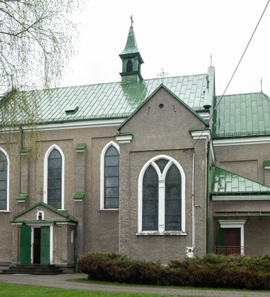 Zdjęcie nr 10: Kościół murowany z cegły, tynkowany, orientowany z odchyleniem ku północy. Zbudowany na planie krzyża łacińskiego, jednonawowy z transeptem, pięcioprzęsłowy, z jednoprzęsłowym prezbiterium zamkniętym trójbocznie. Sklepienie beczkowe spłaszczone (koszowe) na gurtach z lunetami stykającymi się wierzchołkami. W pierwszym od zachodu przęśle nawy chór muzyczny konstrukcji żelbetowej wsparty na dwóch filarach o przekroju ośmioboku i dwóch analogicznych półfilarach. Balustrada artykułowana ostrołukowymi niszami. Ściany boczne rozczłonkowane analogicznymi półfilarami, ustawionymi na tle pilastrów; proste kapitele toskańskie. Ściana tęczowa z arkadą ostrołukową, ujętą po bokach dwoma mniejszymi ostrołukowymi płycinami. Od zachodu prostokątna kruchta z dwoma ostrołukowymi otworami drzwiowymi. Mniejsza prostokątna kruchta od południa, skomunikowana z nawą kamiennym, profilowanym portalem prostokątnym. W prezbiterium od południa prostokątny otwór wejściowy do zakrystii. Okna obustronnie rozglifione, z  parapetami, o kształcie wydłużonego prostokąta, zamkniętego ostrołukowo; po trzy w ścianach bocznych nawy, trzy w prezbiterium. Dwa mniejsze w fasadzie kościoła, po jednym na ścianach bocznych kruchty zachodniej. W zamknięciu ścian transeptu, większe ostrołukowe okna z podziałami kamiennymi dzielącymi okno na dwie, mniejsze, przedzielone półfilarem, zamknięte ostrołukowo części. Kościół nakryty dachem dwuspadowym z blachy. Fasada bezwieżowa z trójkątnym szczytem. Na zewnętrznej, wschodniej ścianie prezbiterium niewielka kwadratowa płycina z inskrypcją: „KAMIEŃ / WĘGIELNY / POŚWIĘCONY / DN(IA) 21 VI 1936”.