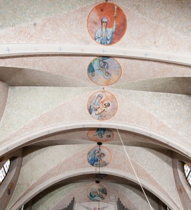 Zdjęcie nr 37: Kościół murowany z cegły, tynkowany, orientowany z odchyleniem ku północy. Zbudowany na planie krzyża łacińskiego, jednonawowy z transeptem, pięcioprzęsłowy, z jednoprzęsłowym prezbiterium zamkniętym trójbocznie. Sklepienie beczkowe spłaszczone (koszowe) na gurtach z lunetami stykającymi się wierzchołkami. W pierwszym od zachodu przęśle nawy chór muzyczny konstrukcji żelbetowej wsparty na dwóch filarach o przekroju ośmioboku i dwóch analogicznych półfilarach. Balustrada artykułowana ostrołukowymi niszami. Ściany boczne rozczłonkowane analogicznymi półfilarami, ustawionymi na tle pilastrów; proste kapitele toskańskie. Ściana tęczowa z arkadą ostrołukową, ujętą po bokach dwoma mniejszymi ostrołukowymi płycinami. Od zachodu prostokątna kruchta z dwoma ostrołukowymi otworami drzwiowymi. Mniejsza prostokątna kruchta od południa, skomunikowana z nawą kamiennym, profilowanym portalem prostokątnym. W prezbiterium od południa prostokątny otwór wejściowy do zakrystii. Okna obustronnie rozglifione, z  parapetami, o kształcie wydłużonego prostokąta, zamkniętego ostrołukowo; po trzy w ścianach bocznych nawy, trzy w prezbiterium. Dwa mniejsze w fasadzie kościoła, po jednym na ścianach bocznych kruchty zachodniej. W zamknięciu ścian transeptu, większe ostrołukowe okna z podziałami kamiennymi dzielącymi okno na dwie, mniejsze, przedzielone półfilarem, zamknięte ostrołukowo części. Kościół nakryty dachem dwuspadowym z blachy. Fasada bezwieżowa z trójkątnym szczytem. Na zewnętrznej, wschodniej ścianie prezbiterium niewielka kwadratowa płycina z inskrypcją: „KAMIEŃ / WĘGIELNY / POŚWIĘCONY / DN(IA) 21 VI 1936”.