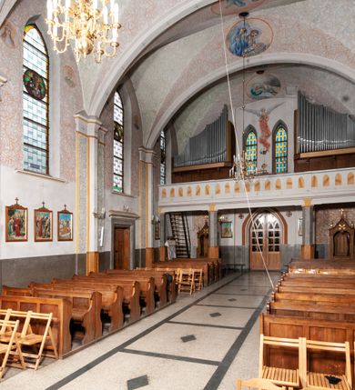 Zdjęcie nr 31: Kościół murowany z cegły, tynkowany, orientowany z odchyleniem ku północy. Zbudowany na planie krzyża łacińskiego, jednonawowy z transeptem, pięcioprzęsłowy, z jednoprzęsłowym prezbiterium zamkniętym trójbocznie. Sklepienie beczkowe spłaszczone (koszowe) na gurtach z lunetami stykającymi się wierzchołkami. W pierwszym od zachodu przęśle nawy chór muzyczny konstrukcji żelbetowej wsparty na dwóch filarach o przekroju ośmioboku i dwóch analogicznych półfilarach. Balustrada artykułowana ostrołukowymi niszami. Ściany boczne rozczłonkowane analogicznymi półfilarami, ustawionymi na tle pilastrów; proste kapitele toskańskie. Ściana tęczowa z arkadą ostrołukową, ujętą po bokach dwoma mniejszymi ostrołukowymi płycinami. Od zachodu prostokątna kruchta z dwoma ostrołukowymi otworami drzwiowymi. Mniejsza prostokątna kruchta od południa, skomunikowana z nawą kamiennym, profilowanym portalem prostokątnym. W prezbiterium od południa prostokątny otwór wejściowy do zakrystii. Okna obustronnie rozglifione, z  parapetami, o kształcie wydłużonego prostokąta, zamkniętego ostrołukowo; po trzy w ścianach bocznych nawy, trzy w prezbiterium. Dwa mniejsze w fasadzie kościoła, po jednym na ścianach bocznych kruchty zachodniej. W zamknięciu ścian transeptu, większe ostrołukowe okna z podziałami kamiennymi dzielącymi okno na dwie, mniejsze, przedzielone półfilarem, zamknięte ostrołukowo części. Kościół nakryty dachem dwuspadowym z blachy. Fasada bezwieżowa z trójkątnym szczytem. Na zewnętrznej, wschodniej ścianie prezbiterium niewielka kwadratowa płycina z inskrypcją: „KAMIEŃ / WĘGIELNY / POŚWIĘCONY / DN(IA) 21 VI 1936”.