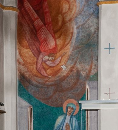 Zdjęcie nr 39: Kościół murowany z cegły, tynkowany, orientowany z odchyleniem ku północy. Zbudowany na planie krzyża łacińskiego, jednonawowy z transeptem, pięcioprzęsłowy, z jednoprzęsłowym prezbiterium zamkniętym trójbocznie. Sklepienie beczkowe spłaszczone (koszowe) na gurtach z lunetami stykającymi się wierzchołkami. W pierwszym od zachodu przęśle nawy chór muzyczny konstrukcji żelbetowej wsparty na dwóch filarach o przekroju ośmioboku i dwóch analogicznych półfilarach. Balustrada artykułowana ostrołukowymi niszami. Ściany boczne rozczłonkowane analogicznymi półfilarami, ustawionymi na tle pilastrów; proste kapitele toskańskie. Ściana tęczowa z arkadą ostrołukową, ujętą po bokach dwoma mniejszymi ostrołukowymi płycinami. Od zachodu prostokątna kruchta z dwoma ostrołukowymi otworami drzwiowymi. Mniejsza prostokątna kruchta od południa, skomunikowana z nawą kamiennym, profilowanym portalem prostokątnym. W prezbiterium od południa prostokątny otwór wejściowy do zakrystii. Okna obustronnie rozglifione, z  parapetami, o kształcie wydłużonego prostokąta, zamkniętego ostrołukowo; po trzy w ścianach bocznych nawy, trzy w prezbiterium. Dwa mniejsze w fasadzie kościoła, po jednym na ścianach bocznych kruchty zachodniej. W zamknięciu ścian transeptu, większe ostrołukowe okna z podziałami kamiennymi dzielącymi okno na dwie, mniejsze, przedzielone półfilarem, zamknięte ostrołukowo części. Kościół nakryty dachem dwuspadowym z blachy. Fasada bezwieżowa z trójkątnym szczytem. Na zewnętrznej, wschodniej ścianie prezbiterium niewielka kwadratowa płycina z inskrypcją: „KAMIEŃ / WĘGIELNY / POŚWIĘCONY / DN(IA) 21 VI 1936”.