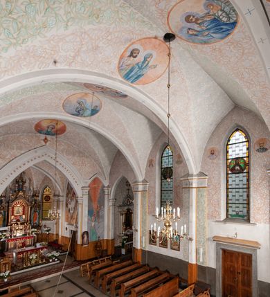 Zdjęcie nr 24: Kościół murowany z cegły, tynkowany, orientowany z odchyleniem ku północy. Zbudowany na planie krzyża łacińskiego, jednonawowy z transeptem, pięcioprzęsłowy, z jednoprzęsłowym prezbiterium zamkniętym trójbocznie. Sklepienie beczkowe spłaszczone (koszowe) na gurtach z lunetami stykającymi się wierzchołkami. W pierwszym od zachodu przęśle nawy chór muzyczny konstrukcji żelbetowej wsparty na dwóch filarach o przekroju ośmioboku i dwóch analogicznych półfilarach. Balustrada artykułowana ostrołukowymi niszami. Ściany boczne rozczłonkowane analogicznymi półfilarami, ustawionymi na tle pilastrów; proste kapitele toskańskie. Ściana tęczowa z arkadą ostrołukową, ujętą po bokach dwoma mniejszymi ostrołukowymi płycinami. Od zachodu prostokątna kruchta z dwoma ostrołukowymi otworami drzwiowymi. Mniejsza prostokątna kruchta od południa, skomunikowana z nawą kamiennym, profilowanym portalem prostokątnym. W prezbiterium od południa prostokątny otwór wejściowy do zakrystii. Okna obustronnie rozglifione, z  parapetami, o kształcie wydłużonego prostokąta, zamkniętego ostrołukowo; po trzy w ścianach bocznych nawy, trzy w prezbiterium. Dwa mniejsze w fasadzie kościoła, po jednym na ścianach bocznych kruchty zachodniej. W zamknięciu ścian transeptu, większe ostrołukowe okna z podziałami kamiennymi dzielącymi okno na dwie, mniejsze, przedzielone półfilarem, zamknięte ostrołukowo części. Kościół nakryty dachem dwuspadowym z blachy. Fasada bezwieżowa z trójkątnym szczytem. Na zewnętrznej, wschodniej ścianie prezbiterium niewielka kwadratowa płycina z inskrypcją: „KAMIEŃ / WĘGIELNY / POŚWIĘCONY / DN(IA) 21 VI 1936”.