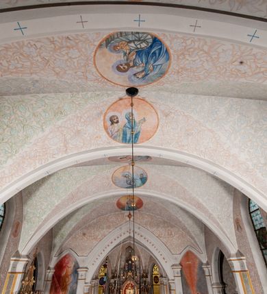 Zdjęcie nr 38: Kościół murowany z cegły, tynkowany, orientowany z odchyleniem ku północy. Zbudowany na planie krzyża łacińskiego, jednonawowy z transeptem, pięcioprzęsłowy, z jednoprzęsłowym prezbiterium zamkniętym trójbocznie. Sklepienie beczkowe spłaszczone (koszowe) na gurtach z lunetami stykającymi się wierzchołkami. W pierwszym od zachodu przęśle nawy chór muzyczny konstrukcji żelbetowej wsparty na dwóch filarach o przekroju ośmioboku i dwóch analogicznych półfilarach. Balustrada artykułowana ostrołukowymi niszami. Ściany boczne rozczłonkowane analogicznymi półfilarami, ustawionymi na tle pilastrów; proste kapitele toskańskie. Ściana tęczowa z arkadą ostrołukową, ujętą po bokach dwoma mniejszymi ostrołukowymi płycinami. Od zachodu prostokątna kruchta z dwoma ostrołukowymi otworami drzwiowymi. Mniejsza prostokątna kruchta od południa, skomunikowana z nawą kamiennym, profilowanym portalem prostokątnym. W prezbiterium od południa prostokątny otwór wejściowy do zakrystii. Okna obustronnie rozglifione, z  parapetami, o kształcie wydłużonego prostokąta, zamkniętego ostrołukowo; po trzy w ścianach bocznych nawy, trzy w prezbiterium. Dwa mniejsze w fasadzie kościoła, po jednym na ścianach bocznych kruchty zachodniej. W zamknięciu ścian transeptu, większe ostrołukowe okna z podziałami kamiennymi dzielącymi okno na dwie, mniejsze, przedzielone półfilarem, zamknięte ostrołukowo części. Kościół nakryty dachem dwuspadowym z blachy. Fasada bezwieżowa z trójkątnym szczytem. Na zewnętrznej, wschodniej ścianie prezbiterium niewielka kwadratowa płycina z inskrypcją: „KAMIEŃ / WĘGIELNY / POŚWIĘCONY / DN(IA) 21 VI 1936”.