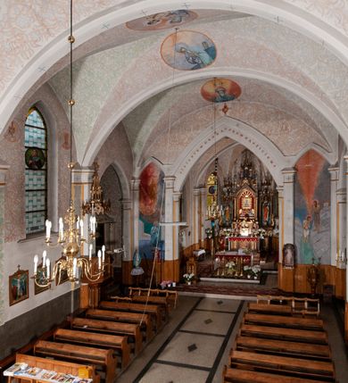 Zdjęcie nr 26: Kościół murowany z cegły, tynkowany, orientowany z odchyleniem ku północy. Zbudowany na planie krzyża łacińskiego, jednonawowy z transeptem, pięcioprzęsłowy, z jednoprzęsłowym prezbiterium zamkniętym trójbocznie. Sklepienie beczkowe spłaszczone (koszowe) na gurtach z lunetami stykającymi się wierzchołkami. W pierwszym od zachodu przęśle nawy chór muzyczny konstrukcji żelbetowej wsparty na dwóch filarach o przekroju ośmioboku i dwóch analogicznych półfilarach. Balustrada artykułowana ostrołukowymi niszami. Ściany boczne rozczłonkowane analogicznymi półfilarami, ustawionymi na tle pilastrów; proste kapitele toskańskie. Ściana tęczowa z arkadą ostrołukową, ujętą po bokach dwoma mniejszymi ostrołukowymi płycinami. Od zachodu prostokątna kruchta z dwoma ostrołukowymi otworami drzwiowymi. Mniejsza prostokątna kruchta od południa, skomunikowana z nawą kamiennym, profilowanym portalem prostokątnym. W prezbiterium od południa prostokątny otwór wejściowy do zakrystii. Okna obustronnie rozglifione, z  parapetami, o kształcie wydłużonego prostokąta, zamkniętego ostrołukowo; po trzy w ścianach bocznych nawy, trzy w prezbiterium. Dwa mniejsze w fasadzie kościoła, po jednym na ścianach bocznych kruchty zachodniej. W zamknięciu ścian transeptu, większe ostrołukowe okna z podziałami kamiennymi dzielącymi okno na dwie, mniejsze, przedzielone półfilarem, zamknięte ostrołukowo części. Kościół nakryty dachem dwuspadowym z blachy. Fasada bezwieżowa z trójkątnym szczytem. Na zewnętrznej, wschodniej ścianie prezbiterium niewielka kwadratowa płycina z inskrypcją: „KAMIEŃ / WĘGIELNY / POŚWIĘCONY / DN(IA) 21 VI 1936”.