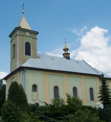 Zdjęcie nr 1: Kościół murowany, orientowany, na planie wydłużonego prostokąta, jednonawowy, trójprzęsłowy. Do prosto zamkniętego prezbiterium przylega na osi zakrystia, od północy kruchta. Ściany artykułowane wewnątrz pilastrami o profilowanych narożach, na pilastry spływają gurty sklepienia, prezbiterium węższe, sklepienie kolebkowe, od zachodu chór z niszą, w której ustawiono organy. Ściany pokrywa polichromia figuralno-ornamentalna z dominującymi kolorami żółtym i niebieskim. Między pilastrami okna w kształcie stojącego prostokąta zamkniętego półkoliście; mniejsze przy chórze. Główne drzwi od wschodu, boczne od północy. 
Fasada trójosiowa, jednokondygnacyjna, zakończona wieżą z hełmem. Osie wydzielone są parami lizen. Na osi wejście w kształcie stojącego prostokąta, powyżej ślepe okno zamknięte półkoliście, naroża zaokrąglone. Powyżej kondygnacja czworobocznej wieży, z czterech stron przeprutej oknami o wykroju jak w fasadzie, przedzielona gzymsem powyżej którego tarcze zegara. Ściany boczne kościoła artykułowane lizenami, okna umieszczone we wnękach. Nawa główna oraz kruchta nakryte dachami dwuspadowymi, prezbiterium oraz zakrystia trójspadowymi, na kalenicy nawy sześcioboczna wieżyczka na sygnaturkę; wieża pokryta dachem czterospadowym z kulą i krzyżem. 
Całe wyposażenie wnętrza pochodzi z drugiej połowy XIX lub z XX wieku, uwagę przyciągają zwłaszcza neobarokowe ołtarze. 
