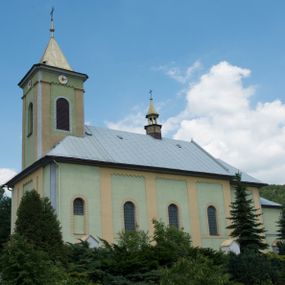 Zdjęcie nr 1: Kościół murowany, orientowany, na planie wydłużonego prostokąta, jednonawowy, trójprzęsłowy. Do prosto zamkniętego prezbiterium przylega na osi zakrystia, od północy kruchta. Ściany artykułowane wewnątrz pilastrami o profilowanych narożach, na pilastry spływają gurty sklepienia, prezbiterium węższe, sklepienie kolebkowe, od zachodu chór z niszą, w której ustawiono organy. Ściany pokrywa polichromia figuralno-ornamentalna z dominującymi kolorami żółtym i niebieskim. Między pilastrami okna w kształcie stojącego prostokąta zamkniętego półkoliście; mniejsze przy chórze. Główne drzwi od wschodu, boczne od północy. 
Fasada trójosiowa, jednokondygnacyjna, zakończona wieżą z hełmem. Osie wydzielone są parami lizen. Na osi wejście w kształcie stojącego prostokąta, powyżej ślepe okno zamknięte półkoliście, naroża zaokrąglone. Powyżej kondygnacja czworobocznej wieży, z czterech stron przeprutej oknami o wykroju jak w fasadzie, przedzielona gzymsem powyżej którego tarcze zegara. Ściany boczne kościoła artykułowane lizenami, okna umieszczone we wnękach. Nawa główna oraz kruchta nakryte dachami dwuspadowymi, prezbiterium oraz zakrystia trójspadowymi, na kalenicy nawy sześcioboczna wieżyczka na sygnaturkę; wieża pokryta dachem czterospadowym z kulą i krzyżem. 
Całe wyposażenie wnętrza pochodzi z drugiej połowy XIX lub z XX wieku, uwagę przyciągają zwłaszcza neobarokowe ołtarze. 
