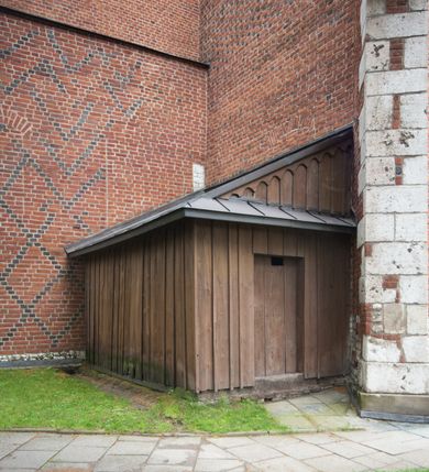 Zdjęcie nr 8: Na miejscu kościoła romańskiego, orientowany, dwunawowy, halowy; nawa południowa na rzucie prostokąta, na osi prezbiterium, dwuprzęsłowa, sklepiona kolebkowo z lunetami, na gurtach; nawa północna węższa od południowej, dwuprzęsłowa, sklepiona krzyżowo-żebrowo z kolistymi płaskorzeźbionymi zwornikami, jeden z literami ihs, drugi z literą s pod koroną. Prezbiterium prostokątne, dwuprzęsłowe, sklepione krzyżowo-żebrowo, z kolistymi zwornikami i profilowanymi wspornikami; przy nim od północy dawna zakrystia na rzucie prostokąta, sklepiona kolebkowo, otwarta do nawy wtórną arkadą, od wschodu nowa zakrystia na rzucie ośmioboku. Od zachodu przylega do nawy kwadratowa, czterokondygnacyjna wieża, z wieżyczką schodową w narożu północno-wschodnim, kruchtą w przyziemiu i chórem muzycznym na piętrze. Przy niej od północy drewniana piętrowa przybudówka mieszcząca w przyziemiu komorę bracką, na piętrze miech i kanał organowy. Przy nawie południowej od południa kwadratowa kruchta. Arkada tęczy zamknięta łukiem półkolistym, arkady do nawy północnej łukiem lekko zaostrzonym. Mury opięte przyporami, elewacje na cokole, z wzorami z zendrówki. Okna pierwotnie ostrołukowe, obustronnie rozglifione (niektóre zbarokizowane). Portale: zachodni, do kruchty pod wieżą, oraz do kruchty południowej, kamienne, prostokątne. Dachy dwuspadowe, pokryte blachą miedzianą. Zakrystia od wschodu przy prezbiterium wzniesiona na miejscu drewnianej kaplicy Ogrojcowej z XVIII wieku.