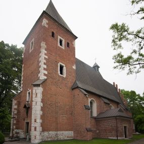 Zdjęcie nr 1: Na miejscu kościoła romańskiego, orientowany, dwunawowy, halowy; nawa południowa na rzucie prostokąta, na osi prezbiterium, dwuprzęsłowa, sklepiona kolebkowo z lunetami, na gurtach; nawa północna węższa od południowej, dwuprzęsłowa, sklepiona krzyżowo-żebrowo z kolistymi płaskorzeźbionymi zwornikami, jeden z literami ihs, drugi z literą s pod koroną. Prezbiterium prostokątne, dwuprzęsłowe, sklepione krzyżowo-żebrowo, z kolistymi zwornikami i profilowanymi wspornikami; przy nim od północy dawna zakrystia na rzucie prostokąta, sklepiona kolebkowo, otwarta do nawy wtórną arkadą, od wschodu nowa zakrystia na rzucie ośmioboku. Od zachodu przylega do nawy kwadratowa, czterokondygnacyjna wieża, z wieżyczką schodową w narożu północno-wschodnim, kruchtą w przyziemiu i chórem muzycznym na piętrze. Przy niej od północy drewniana piętrowa przybudówka mieszcząca w przyziemiu komorę bracką, na piętrze miech i kanał organowy. Przy nawie południowej od południa kwadratowa kruchta. Arkada tęczy zamknięta łukiem półkolistym, arkady do nawy północnej łukiem lekko zaostrzonym. Mury opięte przyporami, elewacje na cokole, z wzorami z zendrówki. Okna pierwotnie ostrołukowe, obustronnie rozglifione (niektóre zbarokizowane). Portale: zachodni, do kruchty pod wieżą, oraz do kruchty południowej, kamienne, prostokątne. Dachy dwuspadowe, pokryte blachą miedzianą. Zakrystia od wschodu przy prezbiterium wzniesiona na miejscu drewnianej kaplicy Ogrojcowej z XVIII wieku.