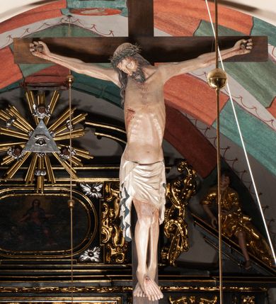 Zdjęcie nr 19: Na miejscu kościoła romańskiego, orientowany, dwunawowy, halowy; nawa południowa na rzucie prostokąta, na osi prezbiterium, dwuprzęsłowa, sklepiona kolebkowo z lunetami, na gurtach; nawa północna węższa od południowej, dwuprzęsłowa, sklepiona krzyżowo-żebrowo z kolistymi płaskorzeźbionymi zwornikami, jeden z literami ihs, drugi z literą s pod koroną. Prezbiterium prostokątne, dwuprzęsłowe, sklepione krzyżowo-żebrowo, z kolistymi zwornikami i profilowanymi wspornikami; przy nim od północy dawna zakrystia na rzucie prostokąta, sklepiona kolebkowo, otwarta do nawy wtórną arkadą, od wschodu nowa zakrystia na rzucie ośmioboku. Od zachodu przylega do nawy kwadratowa, czterokondygnacyjna wieża, z wieżyczką schodową w narożu północno-wschodnim, kruchtą w przyziemiu i chórem muzycznym na piętrze. Przy niej od północy drewniana piętrowa przybudówka mieszcząca w przyziemiu komorę bracką, na piętrze miech i kanał organowy. Przy nawie południowej od południa kwadratowa kruchta. Arkada tęczy zamknięta łukiem półkolistym, arkady do nawy północnej łukiem lekko zaostrzonym. Mury opięte przyporami, elewacje na cokole, z wzorami z zendrówki. Okna pierwotnie ostrołukowe, obustronnie rozglifione (niektóre zbarokizowane). Portale: zachodni, do kruchty pod wieżą, oraz do kruchty południowej, kamienne, prostokątne. Dachy dwuspadowe, pokryte blachą miedzianą. Zakrystia od wschodu przy prezbiterium wzniesiona na miejscu drewnianej kaplicy Ogrojcowej z XVIII wieku.