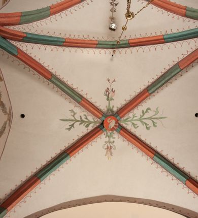 Zdjęcie nr 25: Na miejscu kościoła romańskiego, orientowany, dwunawowy, halowy; nawa południowa na rzucie prostokąta, na osi prezbiterium, dwuprzęsłowa, sklepiona kolebkowo z lunetami, na gurtach; nawa północna węższa od południowej, dwuprzęsłowa, sklepiona krzyżowo-żebrowo z kolistymi płaskorzeźbionymi zwornikami, jeden z literami ihs, drugi z literą s pod koroną. Prezbiterium prostokątne, dwuprzęsłowe, sklepione krzyżowo-żebrowo, z kolistymi zwornikami i profilowanymi wspornikami; przy nim od północy dawna zakrystia na rzucie prostokąta, sklepiona kolebkowo, otwarta do nawy wtórną arkadą, od wschodu nowa zakrystia na rzucie ośmioboku. Od zachodu przylega do nawy kwadratowa, czterokondygnacyjna wieża, z wieżyczką schodową w narożu północno-wschodnim, kruchtą w przyziemiu i chórem muzycznym na piętrze. Przy niej od północy drewniana piętrowa przybudówka mieszcząca w przyziemiu komorę bracką, na piętrze miech i kanał organowy. Przy nawie południowej od południa kwadratowa kruchta. Arkada tęczy zamknięta łukiem półkolistym, arkady do nawy północnej łukiem lekko zaostrzonym. Mury opięte przyporami, elewacje na cokole, z wzorami z zendrówki. Okna pierwotnie ostrołukowe, obustronnie rozglifione (niektóre zbarokizowane). Portale: zachodni, do kruchty pod wieżą, oraz do kruchty południowej, kamienne, prostokątne. Dachy dwuspadowe, pokryte blachą miedzianą. Zakrystia od wschodu przy prezbiterium wzniesiona na miejscu drewnianej kaplicy Ogrojcowej z XVIII wieku.