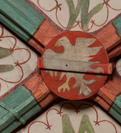 Zdjęcie nr 26: Na miejscu kościoła romańskiego, orientowany, dwunawowy, halowy; nawa południowa na rzucie prostokąta, na osi prezbiterium, dwuprzęsłowa, sklepiona kolebkowo z lunetami, na gurtach; nawa północna węższa od południowej, dwuprzęsłowa, sklepiona krzyżowo-żebrowo z kolistymi płaskorzeźbionymi zwornikami, jeden z literami ihs, drugi z literą s pod koroną. Prezbiterium prostokątne, dwuprzęsłowe, sklepione krzyżowo-żebrowo, z kolistymi zwornikami i profilowanymi wspornikami; przy nim od północy dawna zakrystia na rzucie prostokąta, sklepiona kolebkowo, otwarta do nawy wtórną arkadą, od wschodu nowa zakrystia na rzucie ośmioboku. Od zachodu przylega do nawy kwadratowa, czterokondygnacyjna wieża, z wieżyczką schodową w narożu północno-wschodnim, kruchtą w przyziemiu i chórem muzycznym na piętrze. Przy niej od północy drewniana piętrowa przybudówka mieszcząca w przyziemiu komorę bracką, na piętrze miech i kanał organowy. Przy nawie południowej od południa kwadratowa kruchta. Arkada tęczy zamknięta łukiem półkolistym, arkady do nawy północnej łukiem lekko zaostrzonym. Mury opięte przyporami, elewacje na cokole, z wzorami z zendrówki. Okna pierwotnie ostrołukowe, obustronnie rozglifione (niektóre zbarokizowane). Portale: zachodni, do kruchty pod wieżą, oraz do kruchty południowej, kamienne, prostokątne. Dachy dwuspadowe, pokryte blachą miedzianą. Zakrystia od wschodu przy prezbiterium wzniesiona na miejscu drewnianej kaplicy Ogrojcowej z XVIII wieku.