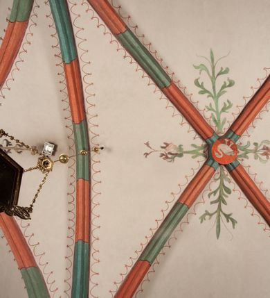 Zdjęcie nr 24: Na miejscu kościoła romańskiego, orientowany, dwunawowy, halowy; nawa południowa na rzucie prostokąta, na osi prezbiterium, dwuprzęsłowa, sklepiona kolebkowo z lunetami, na gurtach; nawa północna węższa od południowej, dwuprzęsłowa, sklepiona krzyżowo-żebrowo z kolistymi płaskorzeźbionymi zwornikami, jeden z literami ihs, drugi z literą s pod koroną. Prezbiterium prostokątne, dwuprzęsłowe, sklepione krzyżowo-żebrowo, z kolistymi zwornikami i profilowanymi wspornikami; przy nim od północy dawna zakrystia na rzucie prostokąta, sklepiona kolebkowo, otwarta do nawy wtórną arkadą, od wschodu nowa zakrystia na rzucie ośmioboku. Od zachodu przylega do nawy kwadratowa, czterokondygnacyjna wieża, z wieżyczką schodową w narożu północno-wschodnim, kruchtą w przyziemiu i chórem muzycznym na piętrze. Przy niej od północy drewniana piętrowa przybudówka mieszcząca w przyziemiu komorę bracką, na piętrze miech i kanał organowy. Przy nawie południowej od południa kwadratowa kruchta. Arkada tęczy zamknięta łukiem półkolistym, arkady do nawy północnej łukiem lekko zaostrzonym. Mury opięte przyporami, elewacje na cokole, z wzorami z zendrówki. Okna pierwotnie ostrołukowe, obustronnie rozglifione (niektóre zbarokizowane). Portale: zachodni, do kruchty pod wieżą, oraz do kruchty południowej, kamienne, prostokątne. Dachy dwuspadowe, pokryte blachą miedzianą. Zakrystia od wschodu przy prezbiterium wzniesiona na miejscu drewnianej kaplicy Ogrojcowej z XVIII wieku.