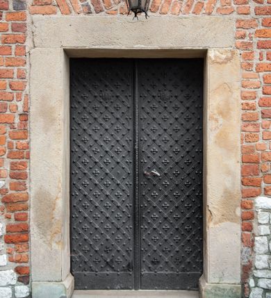 Zdjęcie nr 30: Na miejscu kościoła romańskiego, orientowany, dwunawowy, halowy; nawa południowa na rzucie prostokąta, na osi prezbiterium, dwuprzęsłowa, sklepiona kolebkowo z lunetami, na gurtach; nawa północna węższa od południowej, dwuprzęsłowa, sklepiona krzyżowo-żebrowo z kolistymi płaskorzeźbionymi zwornikami, jeden z literami ihs, drugi z literą s pod koroną. Prezbiterium prostokątne, dwuprzęsłowe, sklepione krzyżowo-żebrowo, z kolistymi zwornikami i profilowanymi wspornikami; przy nim od północy dawna zakrystia na rzucie prostokąta, sklepiona kolebkowo, otwarta do nawy wtórną arkadą, od wschodu nowa zakrystia na rzucie ośmioboku. Od zachodu przylega do nawy kwadratowa, czterokondygnacyjna wieża, z wieżyczką schodową w narożu północno-wschodnim, kruchtą w przyziemiu i chórem muzycznym na piętrze. Przy niej od północy drewniana piętrowa przybudówka mieszcząca w przyziemiu komorę bracką, na piętrze miech i kanał organowy. Przy nawie południowej od południa kwadratowa kruchta. Arkada tęczy zamknięta łukiem półkolistym, arkady do nawy północnej łukiem lekko zaostrzonym. Mury opięte przyporami, elewacje na cokole, z wzorami z zendrówki. Okna pierwotnie ostrołukowe, obustronnie rozglifione (niektóre zbarokizowane). Portale: zachodni, do kruchty pod wieżą, oraz do kruchty południowej, kamienne, prostokątne. Dachy dwuspadowe, pokryte blachą miedzianą. Zakrystia od wschodu przy prezbiterium wzniesiona na miejscu drewnianej kaplicy Ogrojcowej z XVIII wieku.