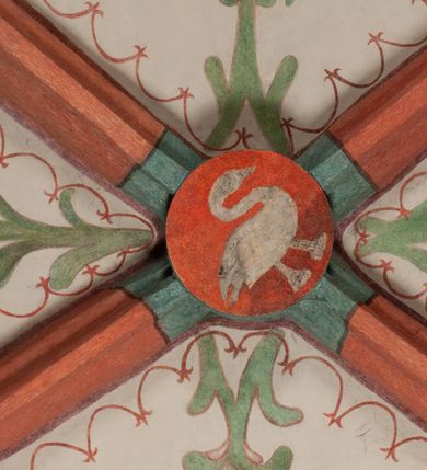 Zdjęcie nr 29: Na miejscu kościoła romańskiego, orientowany, dwunawowy, halowy; nawa południowa na rzucie prostokąta, na osi prezbiterium, dwuprzęsłowa, sklepiona kolebkowo z lunetami, na gurtach; nawa północna węższa od południowej, dwuprzęsłowa, sklepiona krzyżowo-żebrowo z kolistymi płaskorzeźbionymi zwornikami, jeden z literami ihs, drugi z literą s pod koroną. Prezbiterium prostokątne, dwuprzęsłowe, sklepione krzyżowo-żebrowo, z kolistymi zwornikami i profilowanymi wspornikami; przy nim od północy dawna zakrystia na rzucie prostokąta, sklepiona kolebkowo, otwarta do nawy wtórną arkadą, od wschodu nowa zakrystia na rzucie ośmioboku. Od zachodu przylega do nawy kwadratowa, czterokondygnacyjna wieża, z wieżyczką schodową w narożu północno-wschodnim, kruchtą w przyziemiu i chórem muzycznym na piętrze. Przy niej od północy drewniana piętrowa przybudówka mieszcząca w przyziemiu komorę bracką, na piętrze miech i kanał organowy. Przy nawie południowej od południa kwadratowa kruchta. Arkada tęczy zamknięta łukiem półkolistym, arkady do nawy północnej łukiem lekko zaostrzonym. Mury opięte przyporami, elewacje na cokole, z wzorami z zendrówki. Okna pierwotnie ostrołukowe, obustronnie rozglifione (niektóre zbarokizowane). Portale: zachodni, do kruchty pod wieżą, oraz do kruchty południowej, kamienne, prostokątne. Dachy dwuspadowe, pokryte blachą miedzianą. Zakrystia od wschodu przy prezbiterium wzniesiona na miejscu drewnianej kaplicy Ogrojcowej z XVIII wieku.