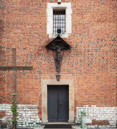 Zdjęcie nr 31: Na miejscu kościoła romańskiego, orientowany, dwunawowy, halowy; nawa południowa na rzucie prostokąta, na osi prezbiterium, dwuprzęsłowa, sklepiona kolebkowo z lunetami, na gurtach; nawa północna węższa od południowej, dwuprzęsłowa, sklepiona krzyżowo-żebrowo z kolistymi płaskorzeźbionymi zwornikami, jeden z literami ihs, drugi z literą s pod koroną. Prezbiterium prostokątne, dwuprzęsłowe, sklepione krzyżowo-żebrowo, z kolistymi zwornikami i profilowanymi wspornikami; przy nim od północy dawna zakrystia na rzucie prostokąta, sklepiona kolebkowo, otwarta do nawy wtórną arkadą, od wschodu nowa zakrystia na rzucie ośmioboku. Od zachodu przylega do nawy kwadratowa, czterokondygnacyjna wieża, z wieżyczką schodową w narożu północno-wschodnim, kruchtą w przyziemiu i chórem muzycznym na piętrze. Przy niej od północy drewniana piętrowa przybudówka mieszcząca w przyziemiu komorę bracką, na piętrze miech i kanał organowy. Przy nawie południowej od południa kwadratowa kruchta. Arkada tęczy zamknięta łukiem półkolistym, arkady do nawy północnej łukiem lekko zaostrzonym. Mury opięte przyporami, elewacje na cokole, z wzorami z zendrówki. Okna pierwotnie ostrołukowe, obustronnie rozglifione (niektóre zbarokizowane). Portale: zachodni, do kruchty pod wieżą, oraz do kruchty południowej, kamienne, prostokątne. Dachy dwuspadowe, pokryte blachą miedzianą. Zakrystia od wschodu przy prezbiterium wzniesiona na miejscu drewnianej kaplicy Ogrojcowej z XVIII wieku.