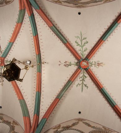 Zdjęcie nr 27: Na miejscu kościoła romańskiego, orientowany, dwunawowy, halowy; nawa południowa na rzucie prostokąta, na osi prezbiterium, dwuprzęsłowa, sklepiona kolebkowo z lunetami, na gurtach; nawa północna węższa od południowej, dwuprzęsłowa, sklepiona krzyżowo-żebrowo z kolistymi płaskorzeźbionymi zwornikami, jeden z literami ihs, drugi z literą s pod koroną. Prezbiterium prostokątne, dwuprzęsłowe, sklepione krzyżowo-żebrowo, z kolistymi zwornikami i profilowanymi wspornikami; przy nim od północy dawna zakrystia na rzucie prostokąta, sklepiona kolebkowo, otwarta do nawy wtórną arkadą, od wschodu nowa zakrystia na rzucie ośmioboku. Od zachodu przylega do nawy kwadratowa, czterokondygnacyjna wieża, z wieżyczką schodową w narożu północno-wschodnim, kruchtą w przyziemiu i chórem muzycznym na piętrze. Przy niej od północy drewniana piętrowa przybudówka mieszcząca w przyziemiu komorę bracką, na piętrze miech i kanał organowy. Przy nawie południowej od południa kwadratowa kruchta. Arkada tęczy zamknięta łukiem półkolistym, arkady do nawy północnej łukiem lekko zaostrzonym. Mury opięte przyporami, elewacje na cokole, z wzorami z zendrówki. Okna pierwotnie ostrołukowe, obustronnie rozglifione (niektóre zbarokizowane). Portale: zachodni, do kruchty pod wieżą, oraz do kruchty południowej, kamienne, prostokątne. Dachy dwuspadowe, pokryte blachą miedzianą. Zakrystia od wschodu przy prezbiterium wzniesiona na miejscu drewnianej kaplicy Ogrojcowej z XVIII wieku.