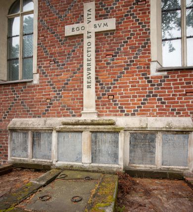 Zdjęcie nr 33: Na miejscu kościoła romańskiego, orientowany, dwunawowy, halowy; nawa południowa na rzucie prostokąta, na osi prezbiterium, dwuprzęsłowa, sklepiona kolebkowo z lunetami, na gurtach; nawa północna węższa od południowej, dwuprzęsłowa, sklepiona krzyżowo-żebrowo z kolistymi płaskorzeźbionymi zwornikami, jeden z literami ihs, drugi z literą s pod koroną. Prezbiterium prostokątne, dwuprzęsłowe, sklepione krzyżowo-żebrowo, z kolistymi zwornikami i profilowanymi wspornikami; przy nim od północy dawna zakrystia na rzucie prostokąta, sklepiona kolebkowo, otwarta do nawy wtórną arkadą, od wschodu nowa zakrystia na rzucie ośmioboku. Od zachodu przylega do nawy kwadratowa, czterokondygnacyjna wieża, z wieżyczką schodową w narożu północno-wschodnim, kruchtą w przyziemiu i chórem muzycznym na piętrze. Przy niej od północy drewniana piętrowa przybudówka mieszcząca w przyziemiu komorę bracką, na piętrze miech i kanał organowy. Przy nawie południowej od południa kwadratowa kruchta. Arkada tęczy zamknięta łukiem półkolistym, arkady do nawy północnej łukiem lekko zaostrzonym. Mury opięte przyporami, elewacje na cokole, z wzorami z zendrówki. Okna pierwotnie ostrołukowe, obustronnie rozglifione (niektóre zbarokizowane). Portale: zachodni, do kruchty pod wieżą, oraz do kruchty południowej, kamienne, prostokątne. Dachy dwuspadowe, pokryte blachą miedzianą. Zakrystia od wschodu przy prezbiterium wzniesiona na miejscu drewnianej kaplicy Ogrojcowej z XVIII wieku.