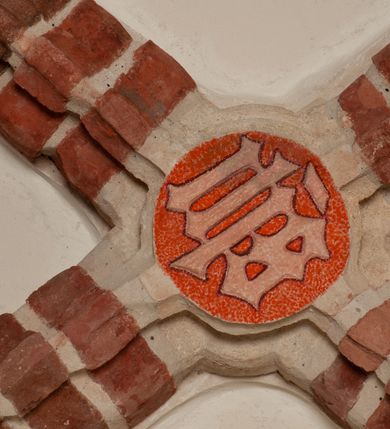 Zdjęcie nr 37: Na miejscu kościoła romańskiego, orientowany, dwunawowy, halowy; nawa południowa na rzucie prostokąta, na osi prezbiterium, dwuprzęsłowa, sklepiona kolebkowo z lunetami, na gurtach; nawa północna węższa od południowej, dwuprzęsłowa, sklepiona krzyżowo-żebrowo z kolistymi płaskorzeźbionymi zwornikami, jeden z literami ihs, drugi z literą s pod koroną. Prezbiterium prostokątne, dwuprzęsłowe, sklepione krzyżowo-żebrowo, z kolistymi zwornikami i profilowanymi wspornikami; przy nim od północy dawna zakrystia na rzucie prostokąta, sklepiona kolebkowo, otwarta do nawy wtórną arkadą, od wschodu nowa zakrystia na rzucie ośmioboku. Od zachodu przylega do nawy kwadratowa, czterokondygnacyjna wieża, z wieżyczką schodową w narożu północno-wschodnim, kruchtą w przyziemiu i chórem muzycznym na piętrze. Przy niej od północy drewniana piętrowa przybudówka mieszcząca w przyziemiu komorę bracką, na piętrze miech i kanał organowy. Przy nawie południowej od południa kwadratowa kruchta. Arkada tęczy zamknięta łukiem półkolistym, arkady do nawy północnej łukiem lekko zaostrzonym. Mury opięte przyporami, elewacje na cokole, z wzorami z zendrówki. Okna pierwotnie ostrołukowe, obustronnie rozglifione (niektóre zbarokizowane). Portale: zachodni, do kruchty pod wieżą, oraz do kruchty południowej, kamienne, prostokątne. Dachy dwuspadowe, pokryte blachą miedzianą. Zakrystia od wschodu przy prezbiterium wzniesiona na miejscu drewnianej kaplicy Ogrojcowej z XVIII wieku.