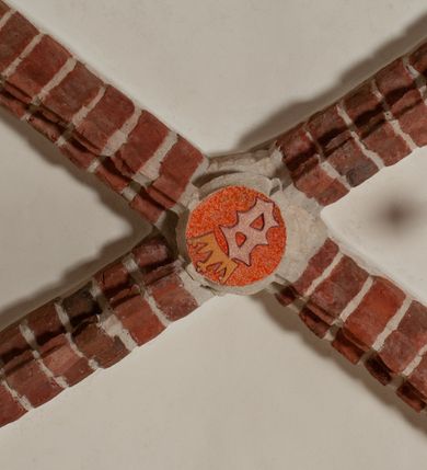 Zdjęcie nr 42: Na miejscu kościoła romańskiego, orientowany, dwunawowy, halowy; nawa południowa na rzucie prostokąta, na osi prezbiterium, dwuprzęsłowa, sklepiona kolebkowo z lunetami, na gurtach; nawa północna węższa od południowej, dwuprzęsłowa, sklepiona krzyżowo-żebrowo z kolistymi płaskorzeźbionymi zwornikami, jeden z literami ihs, drugi z literą s pod koroną. Prezbiterium prostokątne, dwuprzęsłowe, sklepione krzyżowo-żebrowo, z kolistymi zwornikami i profilowanymi wspornikami; przy nim od północy dawna zakrystia na rzucie prostokąta, sklepiona kolebkowo, otwarta do nawy wtórną arkadą, od wschodu nowa zakrystia na rzucie ośmioboku. Od zachodu przylega do nawy kwadratowa, czterokondygnacyjna wieża, z wieżyczką schodową w narożu północno-wschodnim, kruchtą w przyziemiu i chórem muzycznym na piętrze. Przy niej od północy drewniana piętrowa przybudówka mieszcząca w przyziemiu komorę bracką, na piętrze miech i kanał organowy. Przy nawie południowej od południa kwadratowa kruchta. Arkada tęczy zamknięta łukiem półkolistym, arkady do nawy północnej łukiem lekko zaostrzonym. Mury opięte przyporami, elewacje na cokole, z wzorami z zendrówki. Okna pierwotnie ostrołukowe, obustronnie rozglifione (niektóre zbarokizowane). Portale: zachodni, do kruchty pod wieżą, oraz do kruchty południowej, kamienne, prostokątne. Dachy dwuspadowe, pokryte blachą miedzianą. Zakrystia od wschodu przy prezbiterium wzniesiona na miejscu drewnianej kaplicy Ogrojcowej z XVIII wieku.