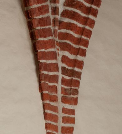 Zdjęcie nr 40: Na miejscu kościoła romańskiego, orientowany, dwunawowy, halowy; nawa południowa na rzucie prostokąta, na osi prezbiterium, dwuprzęsłowa, sklepiona kolebkowo z lunetami, na gurtach; nawa północna węższa od południowej, dwuprzęsłowa, sklepiona krzyżowo-żebrowo z kolistymi płaskorzeźbionymi zwornikami, jeden z literami ihs, drugi z literą s pod koroną. Prezbiterium prostokątne, dwuprzęsłowe, sklepione krzyżowo-żebrowo, z kolistymi zwornikami i profilowanymi wspornikami; przy nim od północy dawna zakrystia na rzucie prostokąta, sklepiona kolebkowo, otwarta do nawy wtórną arkadą, od wschodu nowa zakrystia na rzucie ośmioboku. Od zachodu przylega do nawy kwadratowa, czterokondygnacyjna wieża, z wieżyczką schodową w narożu północno-wschodnim, kruchtą w przyziemiu i chórem muzycznym na piętrze. Przy niej od północy drewniana piętrowa przybudówka mieszcząca w przyziemiu komorę bracką, na piętrze miech i kanał organowy. Przy nawie południowej od południa kwadratowa kruchta. Arkada tęczy zamknięta łukiem półkolistym, arkady do nawy północnej łukiem lekko zaostrzonym. Mury opięte przyporami, elewacje na cokole, z wzorami z zendrówki. Okna pierwotnie ostrołukowe, obustronnie rozglifione (niektóre zbarokizowane). Portale: zachodni, do kruchty pod wieżą, oraz do kruchty południowej, kamienne, prostokątne. Dachy dwuspadowe, pokryte blachą miedzianą. Zakrystia od wschodu przy prezbiterium wzniesiona na miejscu drewnianej kaplicy Ogrojcowej z XVIII wieku.