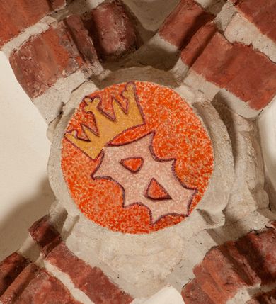 Zdjęcie nr 41: Na miejscu kościoła romańskiego, orientowany, dwunawowy, halowy; nawa południowa na rzucie prostokąta, na osi prezbiterium, dwuprzęsłowa, sklepiona kolebkowo z lunetami, na gurtach; nawa północna węższa od południowej, dwuprzęsłowa, sklepiona krzyżowo-żebrowo z kolistymi płaskorzeźbionymi zwornikami, jeden z literami ihs, drugi z literą s pod koroną. Prezbiterium prostokątne, dwuprzęsłowe, sklepione krzyżowo-żebrowo, z kolistymi zwornikami i profilowanymi wspornikami; przy nim od północy dawna zakrystia na rzucie prostokąta, sklepiona kolebkowo, otwarta do nawy wtórną arkadą, od wschodu nowa zakrystia na rzucie ośmioboku. Od zachodu przylega do nawy kwadratowa, czterokondygnacyjna wieża, z wieżyczką schodową w narożu północno-wschodnim, kruchtą w przyziemiu i chórem muzycznym na piętrze. Przy niej od północy drewniana piętrowa przybudówka mieszcząca w przyziemiu komorę bracką, na piętrze miech i kanał organowy. Przy nawie południowej od południa kwadratowa kruchta. Arkada tęczy zamknięta łukiem półkolistym, arkady do nawy północnej łukiem lekko zaostrzonym. Mury opięte przyporami, elewacje na cokole, z wzorami z zendrówki. Okna pierwotnie ostrołukowe, obustronnie rozglifione (niektóre zbarokizowane). Portale: zachodni, do kruchty pod wieżą, oraz do kruchty południowej, kamienne, prostokątne. Dachy dwuspadowe, pokryte blachą miedzianą. Zakrystia od wschodu przy prezbiterium wzniesiona na miejscu drewnianej kaplicy Ogrojcowej z XVIII wieku.