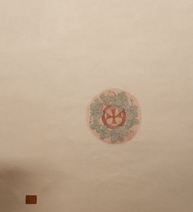 Zdjęcie nr 39: Na miejscu kościoła romańskiego, orientowany, dwunawowy, halowy; nawa południowa na rzucie prostokąta, na osi prezbiterium, dwuprzęsłowa, sklepiona kolebkowo z lunetami, na gurtach; nawa północna węższa od południowej, dwuprzęsłowa, sklepiona krzyżowo-żebrowo z kolistymi płaskorzeźbionymi zwornikami, jeden z literami ihs, drugi z literą s pod koroną. Prezbiterium prostokątne, dwuprzęsłowe, sklepione krzyżowo-żebrowo, z kolistymi zwornikami i profilowanymi wspornikami; przy nim od północy dawna zakrystia na rzucie prostokąta, sklepiona kolebkowo, otwarta do nawy wtórną arkadą, od wschodu nowa zakrystia na rzucie ośmioboku. Od zachodu przylega do nawy kwadratowa, czterokondygnacyjna wieża, z wieżyczką schodową w narożu północno-wschodnim, kruchtą w przyziemiu i chórem muzycznym na piętrze. Przy niej od północy drewniana piętrowa przybudówka mieszcząca w przyziemiu komorę bracką, na piętrze miech i kanał organowy. Przy nawie południowej od południa kwadratowa kruchta. Arkada tęczy zamknięta łukiem półkolistym, arkady do nawy północnej łukiem lekko zaostrzonym. Mury opięte przyporami, elewacje na cokole, z wzorami z zendrówki. Okna pierwotnie ostrołukowe, obustronnie rozglifione (niektóre zbarokizowane). Portale: zachodni, do kruchty pod wieżą, oraz do kruchty południowej, kamienne, prostokątne. Dachy dwuspadowe, pokryte blachą miedzianą. Zakrystia od wschodu przy prezbiterium wzniesiona na miejscu drewnianej kaplicy Ogrojcowej z XVIII wieku.