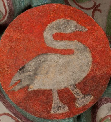 Zdjęcie nr 44: Na miejscu kościoła romańskiego, orientowany, dwunawowy, halowy; nawa południowa na rzucie prostokąta, na osi prezbiterium, dwuprzęsłowa, sklepiona kolebkowo z lunetami, na gurtach; nawa północna węższa od południowej, dwuprzęsłowa, sklepiona krzyżowo-żebrowo z kolistymi płaskorzeźbionymi zwornikami, jeden z literami ihs, drugi z literą s pod koroną. Prezbiterium prostokątne, dwuprzęsłowe, sklepione krzyżowo-żebrowo, z kolistymi zwornikami i profilowanymi wspornikami; przy nim od północy dawna zakrystia na rzucie prostokąta, sklepiona kolebkowo, otwarta do nawy wtórną arkadą, od wschodu nowa zakrystia na rzucie ośmioboku. Od zachodu przylega do nawy kwadratowa, czterokondygnacyjna wieża, z wieżyczką schodową w narożu północno-wschodnim, kruchtą w przyziemiu i chórem muzycznym na piętrze. Przy niej od północy drewniana piętrowa przybudówka mieszcząca w przyziemiu komorę bracką, na piętrze miech i kanał organowy. Przy nawie południowej od południa kwadratowa kruchta. Arkada tęczy zamknięta łukiem półkolistym, arkady do nawy północnej łukiem lekko zaostrzonym. Mury opięte przyporami, elewacje na cokole, z wzorami z zendrówki. Okna pierwotnie ostrołukowe, obustronnie rozglifione (niektóre zbarokizowane). Portale: zachodni, do kruchty pod wieżą, oraz do kruchty południowej, kamienne, prostokątne. Dachy dwuspadowe, pokryte blachą miedzianą. Zakrystia od wschodu przy prezbiterium wzniesiona na miejscu drewnianej kaplicy Ogrojcowej z XVIII wieku.