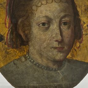 Zdjęcie nr 1: Portret w kształcie owalu z przedstawieniem popiersia Zofii Kochańskiej. Kobieta zwrócona delikatnie w lewo. Twarz podłużna z wyraźnie podkreślonym podbródkiem, oczy duże, nos długi, drobne usta. Karnacja jasna, blado-szara. Włosy długie, jasne, upięte z tyłu głowy kolorowymi wstążkami. Ubrana jest w jasnoszarą szatę. Na szyi ma również ciasno zawieszony sznur pereł. Tło złote. Po bokach obrazu dwa otwory, pozostałe po mocowaniu portretu do trumny. 