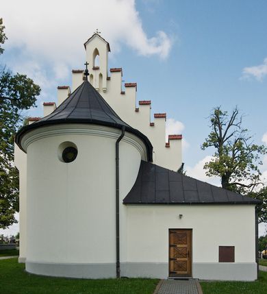 Zdjęcie nr 7: Kościół św. Jakuba Apostoła w Sance usytuowany jest na wzgórzu, w centrum wsi, na południe od głównej drogi. Teren przykościelny jest otoczony wysokim murem z wzniesionym na nim, niższym i żeliwnym płotem. W części północno-zachodniej muru zlokalizowana jest szeroka brama, od wschodu wąska furtka, a od południa wejście na cmentarz.

Kościół jest orientowany, murowany, otynkowany, jednonawowy z czworoboczną wieżą w fasadzie i z wąskim prezbiterium, zamkniętym półkoliście. Nawa jest szersza, na planie prostokąta, nakryta sklepieniem kolebkowym. Od zachodu do nawy dostawiona kruchta, a od strony północnej do prezbiterium zakrystia. W zachodniej części świątyni wzniesiony jest murowany chór muzyczny. Wnętrze bez zaznaczonych większych podziałów architektonicznych, jedynie w prezbiterium gzyms podokapowy, wychodzący na ścianę arkady tęczowej. Wnętrze oświetlają umieszczone w południowych ścianach nawy prostokątne, zamknięte półkoliście dwa okna oraz jedno od strony południowej w prezbiterium; ponadto niewielkie okrągłe okno na ścianie wschodniej prezbiterium. Do kościoła prowadzi główne wejście od strony zachodniej oraz jedno przez kruchtę od północy i dwa przez zakrystię. Zakrystia: wejście w części zachodniej zakończone ostrołukowo, nad nim okrągłe okno; drugie wejście w ścianie wschodniej, proste odrzwia; na ścianie północnej cztery prostokątne okna zakończone półkoliście.

W zewnętrznej elewacji kościoła widoczny jest niewysoki, kamienny cokół wyłożony płytami z piaskowca, powyżej kościół otynkowany. Świątynię obiega podokapowy gzyms. Prezbiterium, niższe od nawy. Nawa nakryta dachem dwuspadowym z trójkątnym szczytem schodkowym na wschodnim zakończeniu. Do zachodniej fasady kościoła dostawiona jest wysoka i masywna wieża, założona na planie kwadratu. W dolnej kondygnacji na osi kościoła prostokątne, zamknięte półkoliście wejście do kruchty. Narożniki pierwszej kondygnacji flankowane lizenami, ściany w dwóch trzecich wysokości przedzielone gzymsem, powyżej na każdej ściance okrągłe okna. Kondygnacje rozdzielone daszkiem. W drugiej kondygnacji narożniki ujęte lizenami, w polach prostokątne, półkoliście zamknięte wnęki okienne z żaluzjami. Wieża zwieńczona baniastym hełmem. Nawa nakryta dachem dwuspadowym, pokrytym czerwoną dachówką, prezbiterium dachem wielopołaciowym z blachy miedzianej, która pokrywa również zakrystię. W północną ścianę kruchty pod wieżą wbudowana jest tablica pamiątkowa poświęcona kapitanowi Stanisławowi Kwiatkowskiemu.
