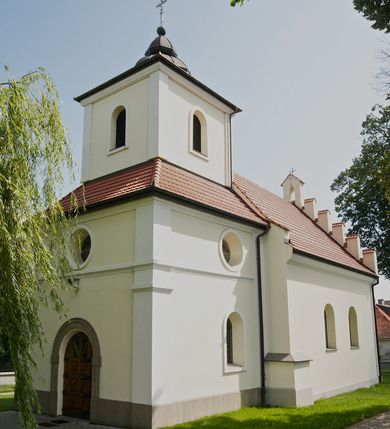 Zdjęcie nr 2: Kościół św. Jakuba Apostoła w Sance usytuowany jest na wzgórzu, w centrum wsi, na południe od głównej drogi. Teren przykościelny jest otoczony wysokim murem z wzniesionym na nim, niższym i żeliwnym płotem. W części północno-zachodniej muru zlokalizowana jest szeroka brama, od wschodu wąska furtka, a od południa wejście na cmentarz.

Kościół jest orientowany, murowany, otynkowany, jednonawowy z czworoboczną wieżą w fasadzie i z wąskim prezbiterium, zamkniętym półkoliście. Nawa jest szersza, na planie prostokąta, nakryta sklepieniem kolebkowym. Od zachodu do nawy dostawiona kruchta, a od strony północnej do prezbiterium zakrystia. W zachodniej części świątyni wzniesiony jest murowany chór muzyczny. Wnętrze bez zaznaczonych większych podziałów architektonicznych, jedynie w prezbiterium gzyms podokapowy, wychodzący na ścianę arkady tęczowej. Wnętrze oświetlają umieszczone w południowych ścianach nawy prostokątne, zamknięte półkoliście dwa okna oraz jedno od strony południowej w prezbiterium; ponadto niewielkie okrągłe okno na ścianie wschodniej prezbiterium. Do kościoła prowadzi główne wejście od strony zachodniej oraz jedno przez kruchtę od północy i dwa przez zakrystię. Zakrystia: wejście w części zachodniej zakończone ostrołukowo, nad nim okrągłe okno; drugie wejście w ścianie wschodniej, proste odrzwia; na ścianie północnej cztery prostokątne okna zakończone półkoliście.

W zewnętrznej elewacji kościoła widoczny jest niewysoki, kamienny cokół wyłożony płytami z piaskowca, powyżej kościół otynkowany. Świątynię obiega podokapowy gzyms. Prezbiterium, niższe od nawy. Nawa nakryta dachem dwuspadowym z trójkątnym szczytem schodkowym na wschodnim zakończeniu. Do zachodniej fasady kościoła dostawiona jest wysoka i masywna wieża, założona na planie kwadratu. W dolnej kondygnacji na osi kościoła prostokątne, zamknięte półkoliście wejście do kruchty. Narożniki pierwszej kondygnacji flankowane lizenami, ściany w dwóch trzecich wysokości przedzielone gzymsem, powyżej na każdej ściance okrągłe okna. Kondygnacje rozdzielone daszkiem. W drugiej kondygnacji narożniki ujęte lizenami, w polach prostokątne, półkoliście zamknięte wnęki okienne z żaluzjami. Wieża zwieńczona baniastym hełmem. Nawa nakryta dachem dwuspadowym, pokrytym czerwoną dachówką, prezbiterium dachem wielopołaciowym z blachy miedzianej, która pokrywa również zakrystię. W północną ścianę kruchty pod wieżą wbudowana jest tablica pamiątkowa poświęcona kapitanowi Stanisławowi Kwiatkowskiemu.
