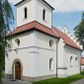 Zdjęcie nr 1: Kościół św. Jakuba Apostoła w Sance usytuowany jest na wzgórzu, w centrum wsi, na południe od głównej drogi. Teren przykościelny jest otoczony wysokim murem z wzniesionym na nim, niższym i żeliwnym płotem. W części północno-zachodniej muru zlokalizowana jest szeroka brama, od wschodu wąska furtka, a od południa wejście na cmentarz.

Kościół jest orientowany, murowany, otynkowany, jednonawowy z czworoboczną wieżą w fasadzie i z wąskim prezbiterium, zamkniętym półkoliście. Nawa jest szersza, na planie prostokąta, nakryta sklepieniem kolebkowym. Od zachodu do nawy dostawiona kruchta, a od strony północnej do prezbiterium zakrystia. W zachodniej części świątyni wzniesiony jest murowany chór muzyczny. Wnętrze bez zaznaczonych większych podziałów architektonicznych, jedynie w prezbiterium gzyms podokapowy, wychodzący na ścianę arkady tęczowej. Wnętrze oświetlają umieszczone w południowych ścianach nawy prostokątne, zamknięte półkoliście dwa okna oraz jedno od strony południowej w prezbiterium; ponadto niewielkie okrągłe okno na ścianie wschodniej prezbiterium. Do kościoła prowadzi główne wejście od strony zachodniej oraz jedno przez kruchtę od północy i dwa przez zakrystię. Zakrystia: wejście w części zachodniej zakończone ostrołukowo, nad nim okrągłe okno; drugie wejście w ścianie wschodniej, proste odrzwia; na ścianie północnej cztery prostokątne okna zakończone półkoliście.

W zewnętrznej elewacji kościoła widoczny jest niewysoki, kamienny cokół wyłożony płytami z piaskowca, powyżej kościół otynkowany. Świątynię obiega podokapowy gzyms. Prezbiterium, niższe od nawy. Nawa nakryta dachem dwuspadowym z trójkątnym szczytem schodkowym na wschodnim zakończeniu. Do zachodniej fasady kościoła dostawiona jest wysoka i masywna wieża, założona na planie kwadratu. W dolnej kondygnacji na osi kościoła prostokątne, zamknięte półkoliście wejście do kruchty. Narożniki pierwszej kondygnacji flankowane lizenami, ściany w dwóch trzecich wysokości przedzielone gzymsem, powyżej na każdej ściance okrągłe okna. Kondygnacje rozdzielone daszkiem. W drugiej kondygnacji narożniki ujęte lizenami, w polach prostokątne, półkoliście zamknięte wnęki okienne z żaluzjami. Wieża zwieńczona baniastym hełmem. Nawa nakryta dachem dwuspadowym, pokrytym czerwoną dachówką, prezbiterium dachem wielopołaciowym z blachy miedzianej, która pokrywa również zakrystię. W północną ścianę kruchty pod wieżą wbudowana jest tablica pamiątkowa poświęcona kapitanowi Stanisławowi Kwiatkowskiemu.
