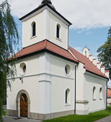 Zdjęcie nr 1: Kościół św. Jakuba Apostoła w Sance usytuowany jest na wzgórzu, w centrum wsi, na południe od głównej drogi. Teren przykościelny jest otoczony wysokim murem z wzniesionym na nim, niższym i żeliwnym płotem. W części północno-zachodniej muru zlokalizowana jest szeroka brama, od wschodu wąska furtka, a od południa wejście na cmentarz.

Kościół jest orientowany, murowany, otynkowany, jednonawowy z czworoboczną wieżą w fasadzie i z wąskim prezbiterium, zamkniętym półkoliście. Nawa jest szersza, na planie prostokąta, nakryta sklepieniem kolebkowym. Od zachodu do nawy dostawiona kruchta, a od strony północnej do prezbiterium zakrystia. W zachodniej części świątyni wzniesiony jest murowany chór muzyczny. Wnętrze bez zaznaczonych większych podziałów architektonicznych, jedynie w prezbiterium gzyms podokapowy, wychodzący na ścianę arkady tęczowej. Wnętrze oświetlają umieszczone w południowych ścianach nawy prostokątne, zamknięte półkoliście dwa okna oraz jedno od strony południowej w prezbiterium; ponadto niewielkie okrągłe okno na ścianie wschodniej prezbiterium. Do kościoła prowadzi główne wejście od strony zachodniej oraz jedno przez kruchtę od północy i dwa przez zakrystię. Zakrystia: wejście w części zachodniej zakończone ostrołukowo, nad nim okrągłe okno; drugie wejście w ścianie wschodniej, proste odrzwia; na ścianie północnej cztery prostokątne okna zakończone półkoliście.

W zewnętrznej elewacji kościoła widoczny jest niewysoki, kamienny cokół wyłożony płytami z piaskowca, powyżej kościół otynkowany. Świątynię obiega podokapowy gzyms. Prezbiterium, niższe od nawy. Nawa nakryta dachem dwuspadowym z trójkątnym szczytem schodkowym na wschodnim zakończeniu. Do zachodniej fasady kościoła dostawiona jest wysoka i masywna wieża, założona na planie kwadratu. W dolnej kondygnacji na osi kościoła prostokątne, zamknięte półkoliście wejście do kruchty. Narożniki pierwszej kondygnacji flankowane lizenami, ściany w dwóch trzecich wysokości przedzielone gzymsem, powyżej na każdej ściance okrągłe okna. Kondygnacje rozdzielone daszkiem. W drugiej kondygnacji narożniki ujęte lizenami, w polach prostokątne, półkoliście zamknięte wnęki okienne z żaluzjami. Wieża zwieńczona baniastym hełmem. Nawa nakryta dachem dwuspadowym, pokrytym czerwoną dachówką, prezbiterium dachem wielopołaciowym z blachy miedzianej, która pokrywa również zakrystię. W północną ścianę kruchty pod wieżą wbudowana jest tablica pamiątkowa poświęcona kapitanowi Stanisławowi Kwiatkowskiemu.
