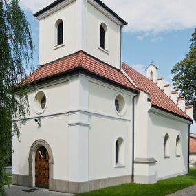 Zdjęcie nr 1: Kościół św. Jakuba Apostoła w Sance usytuowany jest na wzgórzu, w centrum wsi, na południe od głównej drogi. Teren przykościelny jest otoczony wysokim murem z wzniesionym na nim, niższym i żeliwnym płotem. W części północno-zachodniej muru zlokalizowana jest szeroka brama, od wschodu wąska furtka, a od południa wejście na cmentarz.

Kościół jest orientowany, murowany, otynkowany, jednonawowy z czworoboczną wieżą w fasadzie i z wąskim prezbiterium, zamkniętym półkoliście. Nawa jest szersza, na planie prostokąta, nakryta sklepieniem kolebkowym. Od zachodu do nawy dostawiona kruchta, a od strony północnej do prezbiterium zakrystia. W zachodniej części świątyni wzniesiony jest murowany chór muzyczny. Wnętrze bez zaznaczonych większych podziałów architektonicznych, jedynie w prezbiterium gzyms podokapowy, wychodzący na ścianę arkady tęczowej. Wnętrze oświetlają umieszczone w południowych ścianach nawy prostokątne, zamknięte półkoliście dwa okna oraz jedno od strony południowej w prezbiterium; ponadto niewielkie okrągłe okno na ścianie wschodniej prezbiterium. Do kościoła prowadzi główne wejście od strony zachodniej oraz jedno przez kruchtę od północy i dwa przez zakrystię. Zakrystia: wejście w części zachodniej zakończone ostrołukowo, nad nim okrągłe okno; drugie wejście w ścianie wschodniej, proste odrzwia; na ścianie północnej cztery prostokątne okna zakończone półkoliście.

W zewnętrznej elewacji kościoła widoczny jest niewysoki, kamienny cokół wyłożony płytami z piaskowca, powyżej kościół otynkowany. Świątynię obiega podokapowy gzyms. Prezbiterium, niższe od nawy. Nawa nakryta dachem dwuspadowym z trójkątnym szczytem schodkowym na wschodnim zakończeniu. Do zachodniej fasady kościoła dostawiona jest wysoka i masywna wieża, założona na planie kwadratu. W dolnej kondygnacji na osi kościoła prostokątne, zamknięte półkoliście wejście do kruchty. Narożniki pierwszej kondygnacji flankowane lizenami, ściany w dwóch trzecich wysokości przedzielone gzymsem, powyżej na każdej ściance okrągłe okna. Kondygnacje rozdzielone daszkiem. W drugiej kondygnacji narożniki ujęte lizenami, w polach prostokątne, półkoliście zamknięte wnęki okienne z żaluzjami. Wieża zwieńczona baniastym hełmem. Nawa nakryta dachem dwuspadowym, pokrytym czerwoną dachówką, prezbiterium dachem wielopołaciowym z blachy miedzianej, która pokrywa również zakrystię. W północną ścianę kruchty pod wieżą wbudowana jest tablica pamiątkowa poświęcona kapitanowi Stanisławowi Kwiatkowskiemu.
