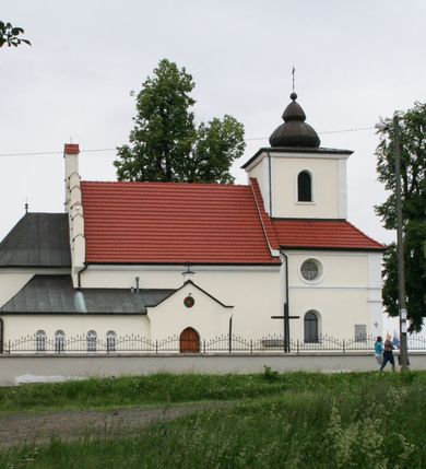 Zdjęcie nr 9: Kościół św. Jakuba Apostoła w Sance usytuowany jest na wzgórzu, w centrum wsi, na południe od głównej drogi. Teren przykościelny jest otoczony wysokim murem z wzniesionym na nim, niższym i żeliwnym płotem. W części północno-zachodniej muru zlokalizowana jest szeroka brama, od wschodu wąska furtka, a od południa wejście na cmentarz.

Kościół jest orientowany, murowany, otynkowany, jednonawowy z czworoboczną wieżą w fasadzie i z wąskim prezbiterium, zamkniętym półkoliście. Nawa jest szersza, na planie prostokąta, nakryta sklepieniem kolebkowym. Od zachodu do nawy dostawiona kruchta, a od strony północnej do prezbiterium zakrystia. W zachodniej części świątyni wzniesiony jest murowany chór muzyczny. Wnętrze bez zaznaczonych większych podziałów architektonicznych, jedynie w prezbiterium gzyms podokapowy, wychodzący na ścianę arkady tęczowej. Wnętrze oświetlają umieszczone w południowych ścianach nawy prostokątne, zamknięte półkoliście dwa okna oraz jedno od strony południowej w prezbiterium; ponadto niewielkie okrągłe okno na ścianie wschodniej prezbiterium. Do kościoła prowadzi główne wejście od strony zachodniej oraz jedno przez kruchtę od północy i dwa przez zakrystię. Zakrystia: wejście w części zachodniej zakończone ostrołukowo, nad nim okrągłe okno; drugie wejście w ścianie wschodniej, proste odrzwia; na ścianie północnej cztery prostokątne okna zakończone półkoliście.

W zewnętrznej elewacji kościoła widoczny jest niewysoki, kamienny cokół wyłożony płytami z piaskowca, powyżej kościół otynkowany. Świątynię obiega podokapowy gzyms. Prezbiterium, niższe od nawy. Nawa nakryta dachem dwuspadowym z trójkątnym szczytem schodkowym na wschodnim zakończeniu. Do zachodniej fasady kościoła dostawiona jest wysoka i masywna wieża, założona na planie kwadratu. W dolnej kondygnacji na osi kościoła prostokątne, zamknięte półkoliście wejście do kruchty. Narożniki pierwszej kondygnacji flankowane lizenami, ściany w dwóch trzecich wysokości przedzielone gzymsem, powyżej na każdej ściance okrągłe okna. Kondygnacje rozdzielone daszkiem. W drugiej kondygnacji narożniki ujęte lizenami, w polach prostokątne, półkoliście zamknięte wnęki okienne z żaluzjami. Wieża zwieńczona baniastym hełmem. Nawa nakryta dachem dwuspadowym, pokrytym czerwoną dachówką, prezbiterium dachem wielopołaciowym z blachy miedzianej, która pokrywa również zakrystię. W północną ścianę kruchty pod wieżą wbudowana jest tablica pamiątkowa poświęcona kapitanowi Stanisławowi Kwiatkowskiemu.
